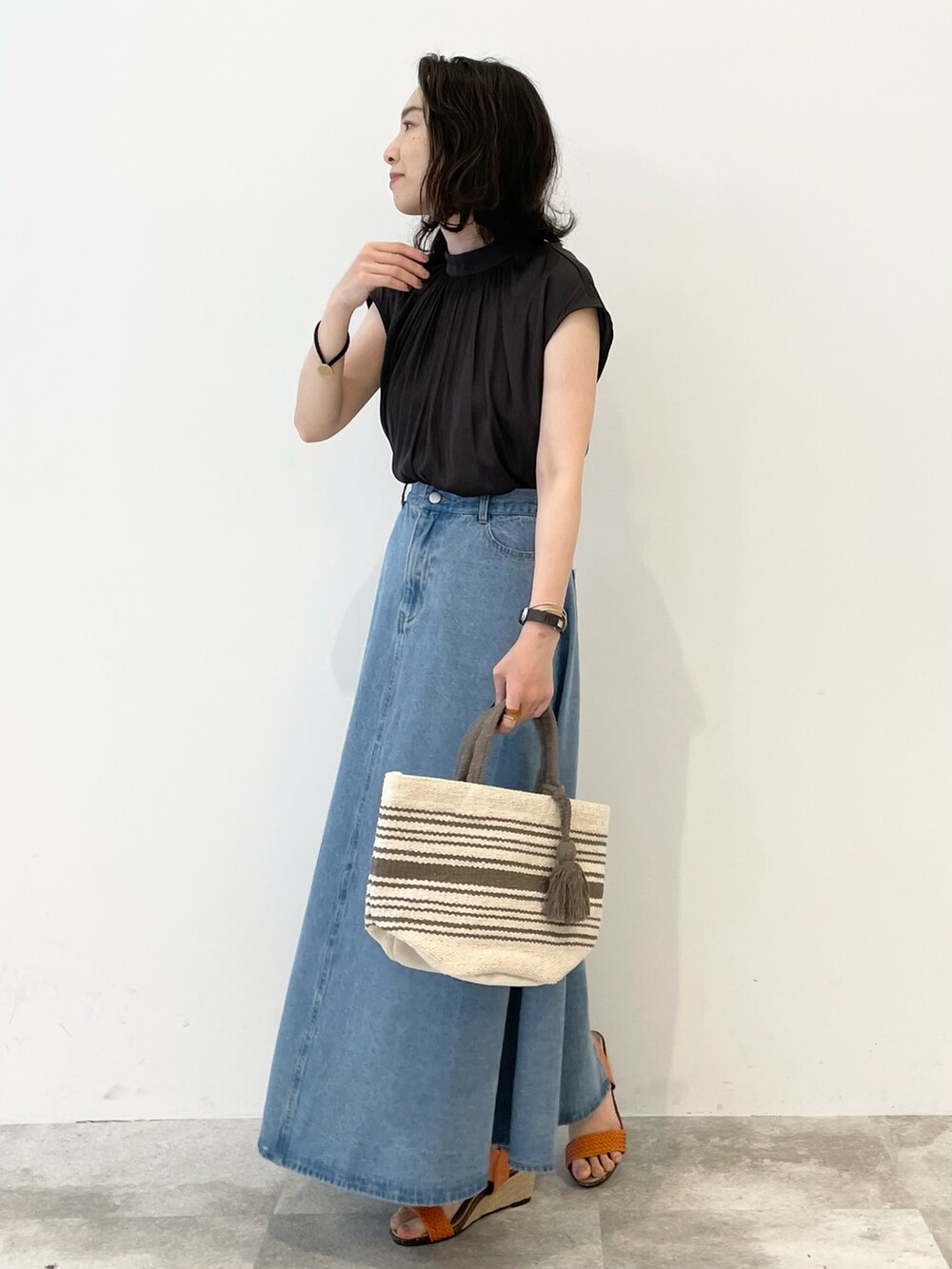 グレー系のシャツ/ブラウス、ブルー系のデニムスカート、ピンク系のサンダルを着用したレディースの春コーディネートの3枚目の写真