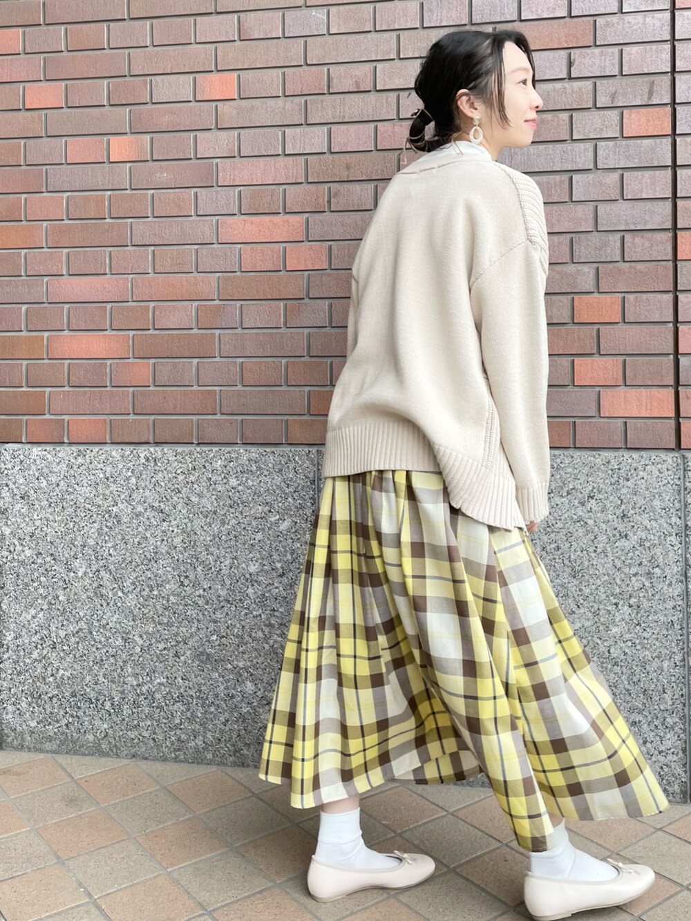 ホワイト系のTシャツ/カットソー、ホワイト系のカーディガン/ボレロ、イエロー系のスカートを着用したレディースの春コーディネートの3枚目の写真