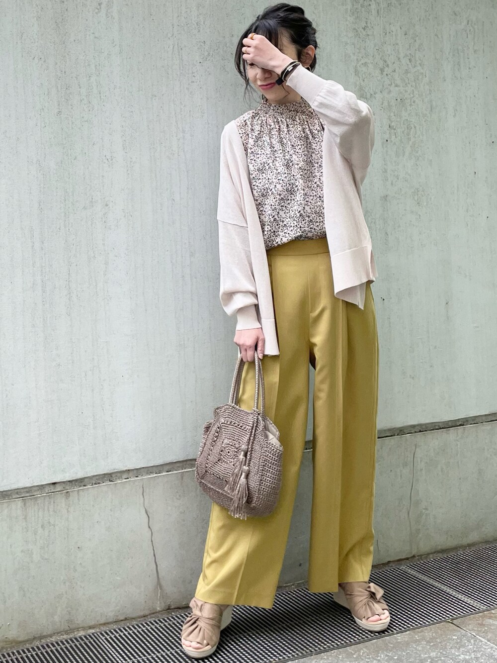 ブラウン系のサンダル、ベージュ系のカーディガン/ボレロ、ホワイト系のシャツ/ブラウスを着用したレディースの春コーディネートの3枚目の写真