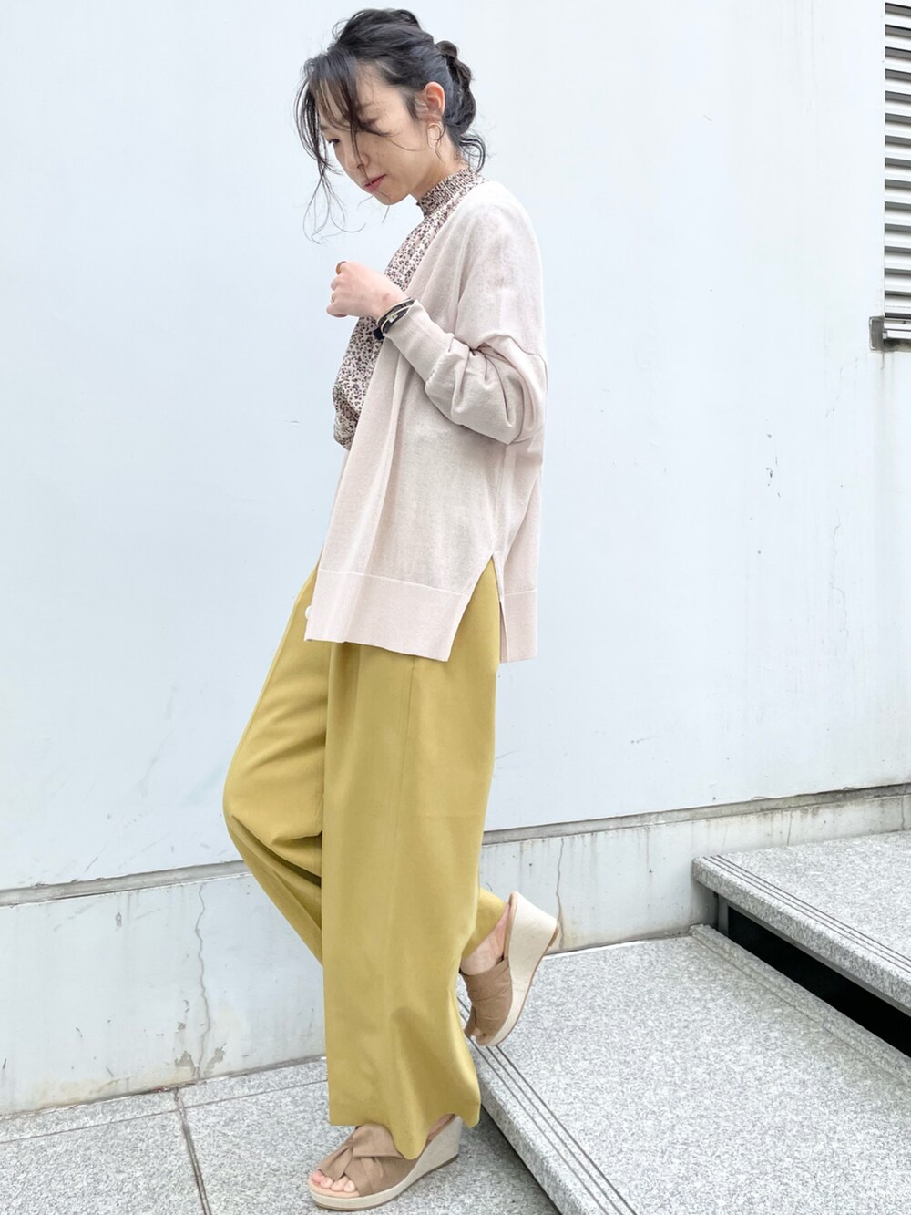 ブラウン系のサンダル、ベージュ系のカーディガン/ボレロ、ホワイト系のシャツ/ブラウスを着用したレディースの春コーディネートの2枚目の写真