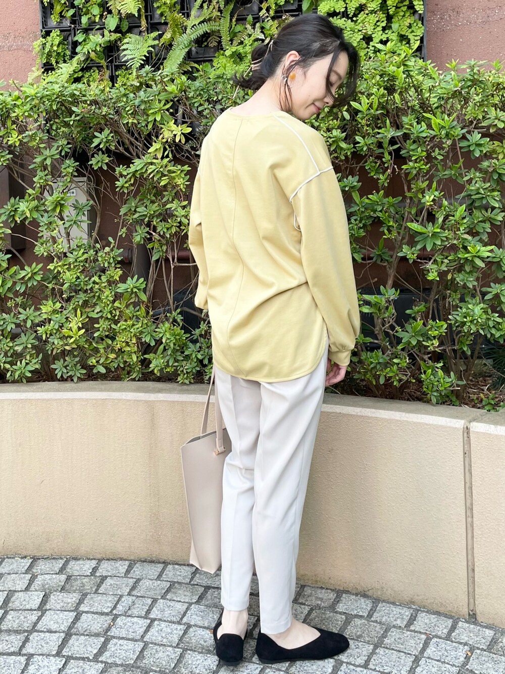 ベージュ系のその他パンツ、ブラック系のその他シューズ、ベージュ系のトートバッグを着用したレディースの春コーディネートの2枚目の写真