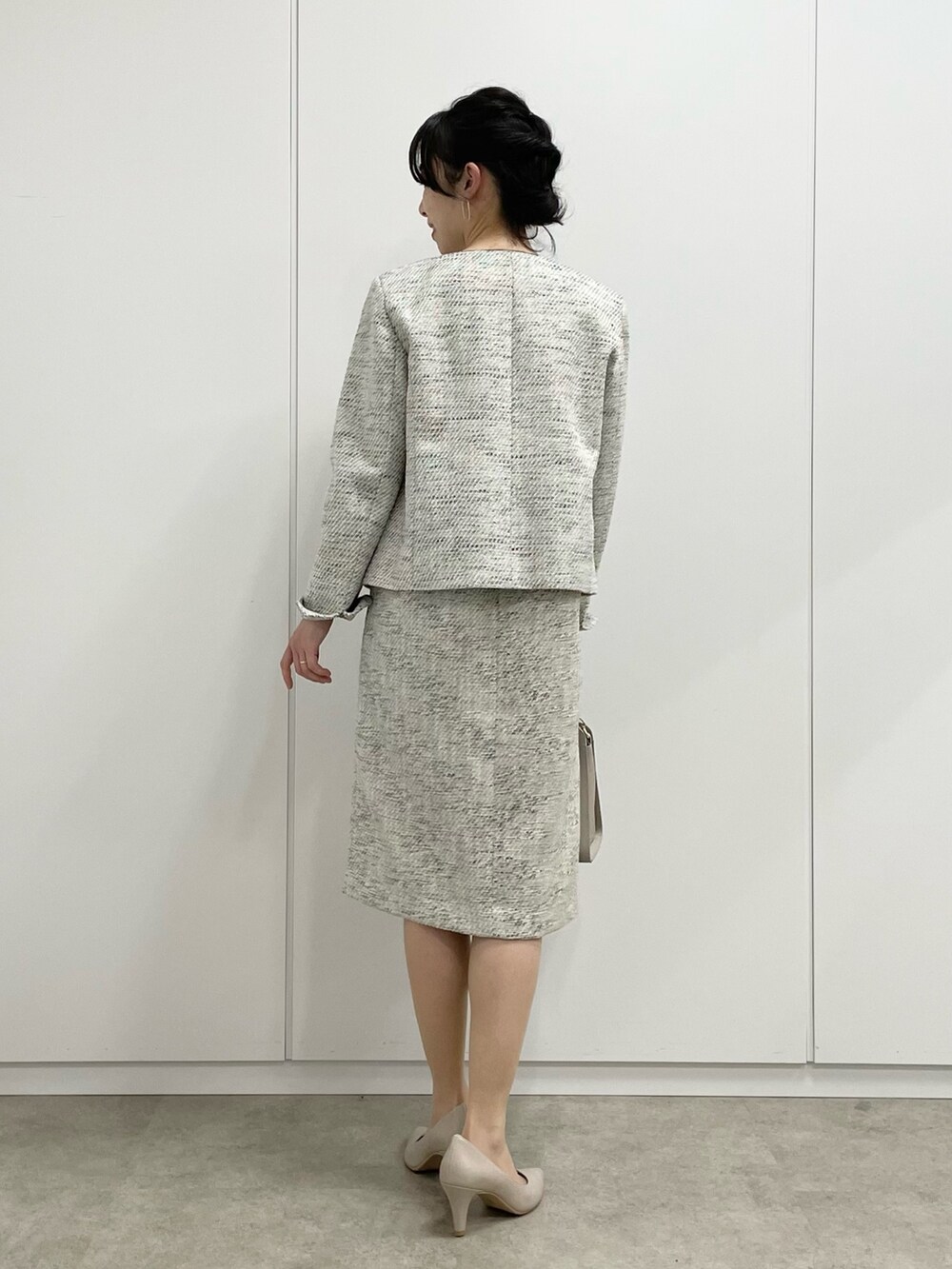 グレー系のワンピース、グレー系のノーカラージャケット、グレー系のトートバッグを着用したレディースの冬コーディネートの3枚目の写真