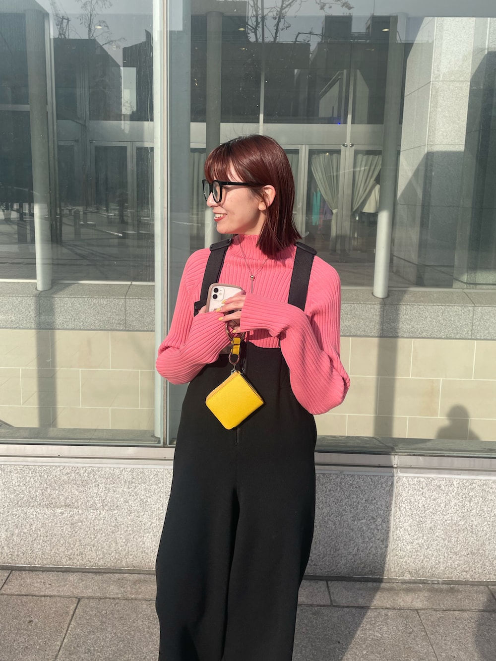 「シンプルコーデ、ゆるコーデ、オトナカワイイ、おしゃれさんと繋がりたい、大人コーデ、骨格ウェーブ、ハイネックニット、オールインワン、メガネ女子、めがね、ピンクコーデ、大人女子、大人かわいい、パッツン前髪、ぱっつんボブ」｜「mysticの【カラー展開豊富】サイドスリットハイネックリブニット（ニット/セーター、ピンク系）」を使った、古賀晴香さん（レディース・158cm）の秋コーディネートの3枚目の写真
