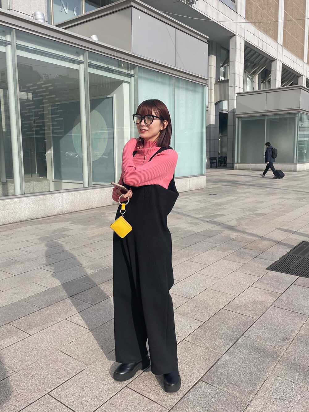 「シンプルコーデ、ゆるコーデ、オトナカワイイ、おしゃれさんと繋がりたい、大人コーデ、骨格ウェーブ、ハイネックニット、オールインワン、メガネ女子、めがね、ピンクコーデ、大人女子、大人かわいい、パッツン前髪、ぱっつんボブ」｜「mysticの【カラー展開豊富】サイドスリットハイネックリブニット（ニット/セーター、ピンク系）」を使った、古賀晴香さん（レディース・158cm）の秋コーディネートの2枚目の写真