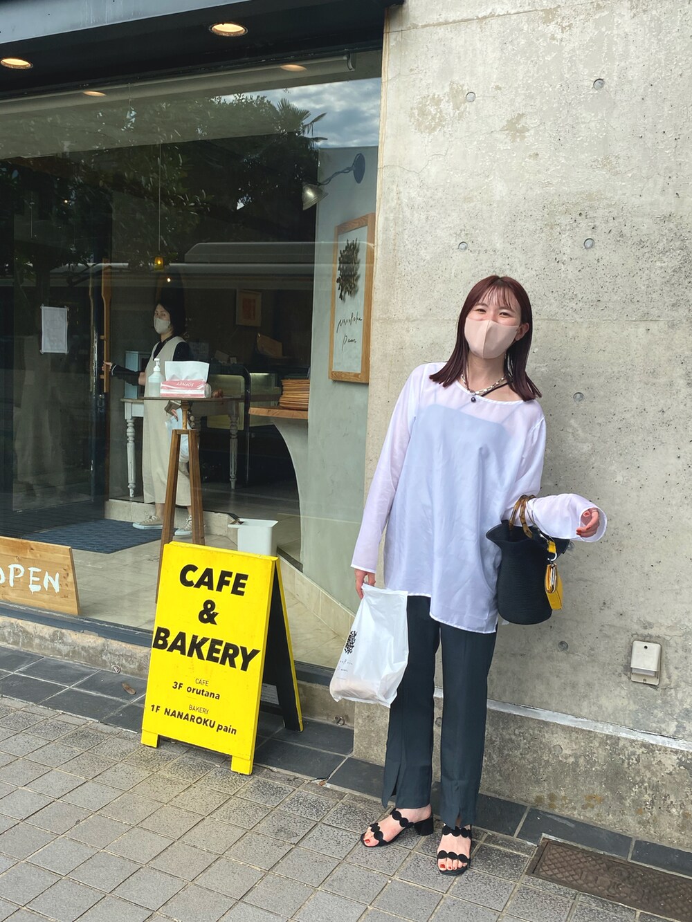 「秋先取りコーデ、パンツスタイル、休日スタイル、オトナカワイイ、休日コーデ、きれいめカジュアル、骨格ウェーブ、シアートップス、大人女子、大人カジュアル、大人コーデ、アラサー女子、アラサーコーデ、ボブ、mystic」｜「mysticのitti コンパクトウォレット（財布、イエロー系）」を使った、古賀晴香さん（レディース・158cm）の秋コーディネートの2枚目の写真