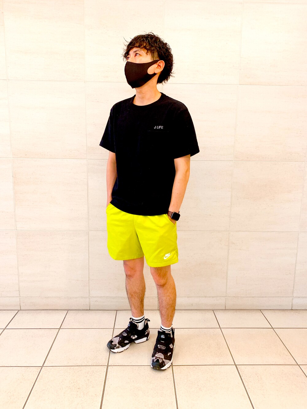 ブラック系のTシャツ/カットソー、イエロー系のその他パンツ、ブラック系のスニーカーを着用したメンズの夏コーディネートの3枚目の写真