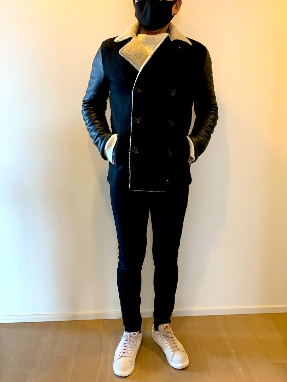 ブラック系のジャケット/アウター、ブラック系のパンツ、ベージュ系のスニーカーを着用したメンズの春コーディネートの2枚目の写真