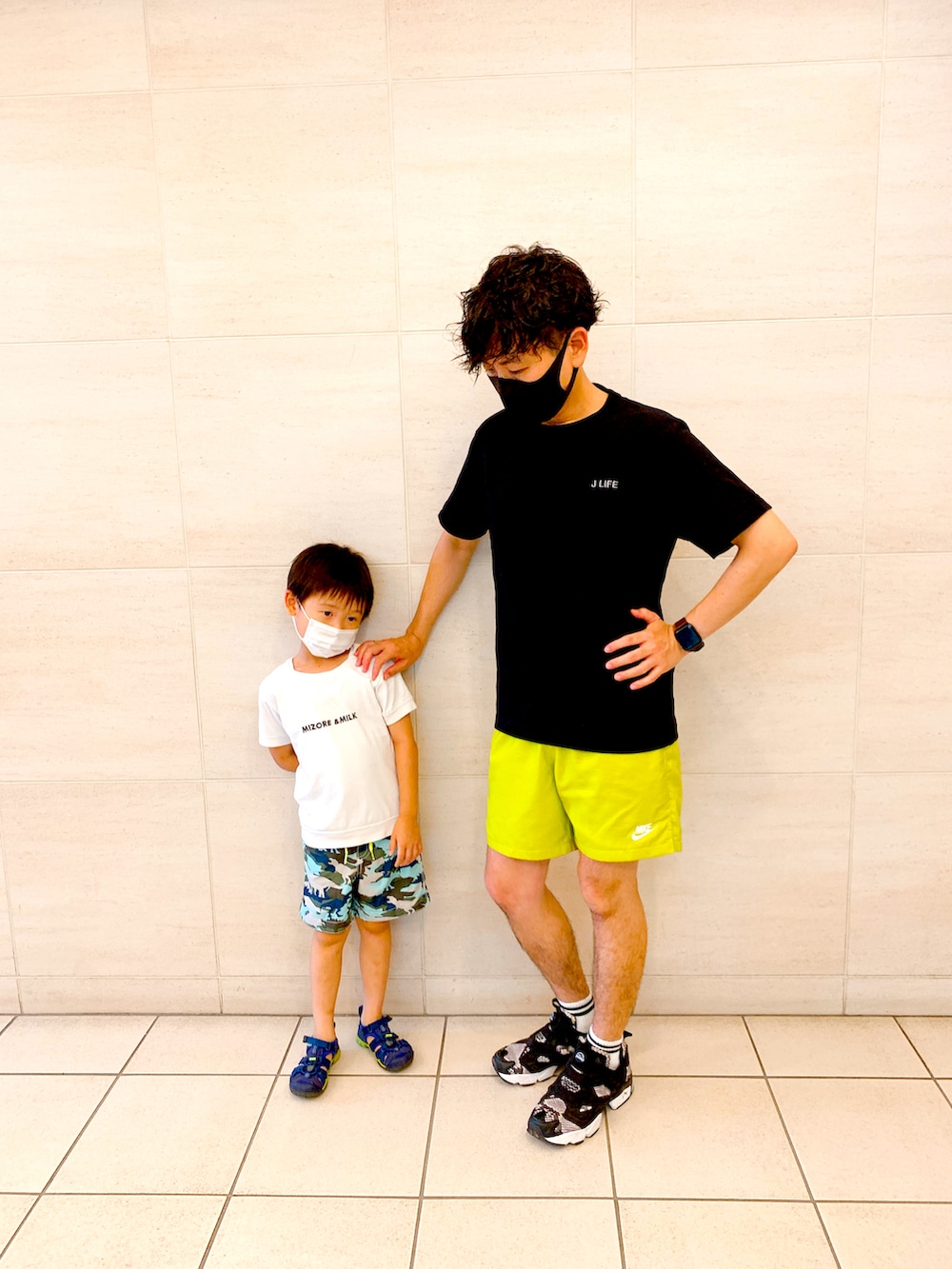 ブラック系のTシャツ/カットソー、イエロー系のその他パンツ、ブラック系のスニーカーを着用したメンズの夏コーディネートの2枚目の写真