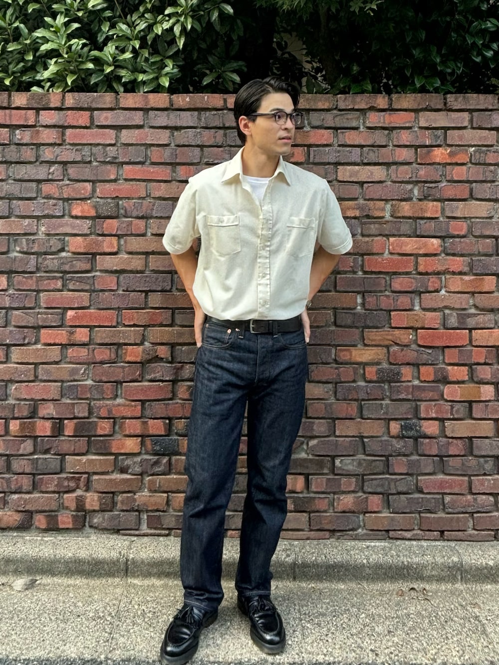 ブルー系のデニムパンツ、ブラック系のローファーを着用したメンズの秋コーディネートの2枚目の写真