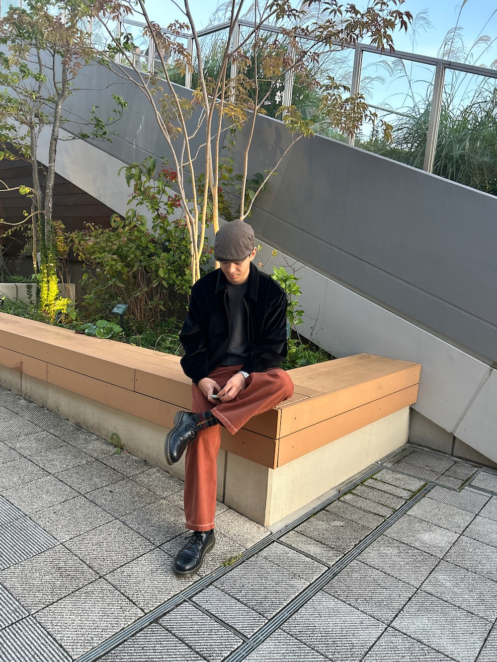 「秋コーデ、カジュアルコーデ、オレンジ×ブラック、UNIQLO、ブルゾン、ドクターマーチン3ホール、ハンチング、ベロア、秋服準備はじめました」｜「BRIXTONのアイテム（ハンチング/ベレー帽、グレー系）」を使った、viniyさん（メンズ・180cm）の秋コーディネートの4枚目の写真