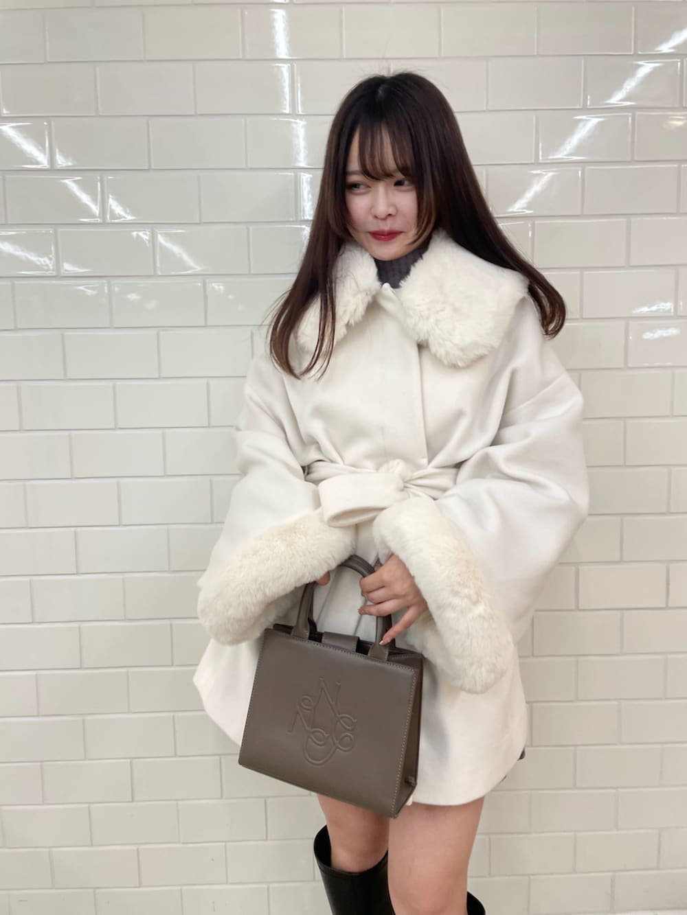 ホワイト系のその他アウター、ブラック系のトートバッグを着用したレディースの秋コーディネートの2枚目の写真