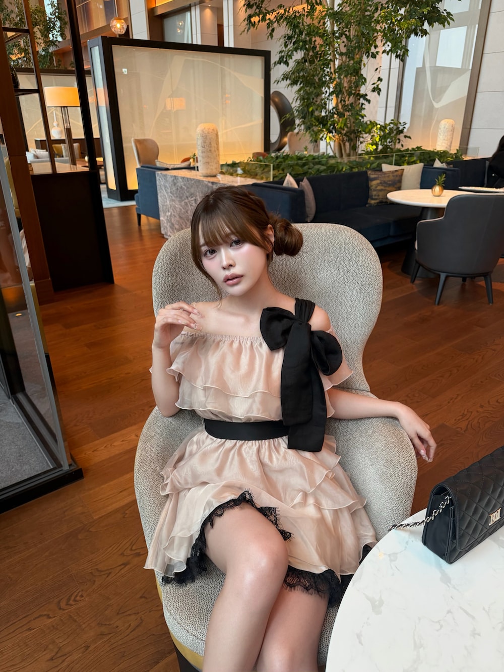 ピンク系のワンピース、ホワイト系のキャミソールを着用したレディースの夏コーディネートの5枚目の写真