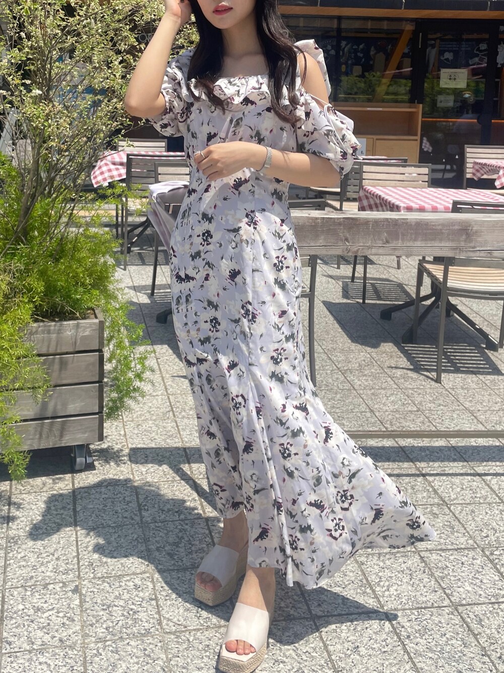 「ワンピース、ワントーンコーデ、ナイスクラップのコーデ、お出かけコーデ、ナイスクラップ、骨格ウェーブ、低身長コーデ、肩あきワンピース」｜「one after another NICE CLAUPの肩あきフリルワンピ（ワンピース、パープル系）」を使った、Nonokaさん（レディース・153cm）の夏コーディネートの2枚目の写真