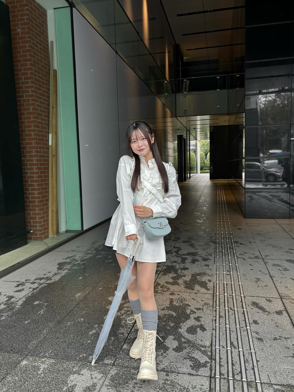 ホワイト系のシャツ/ブラウスを着用したレディースの冬コーディネートの2枚目の写真