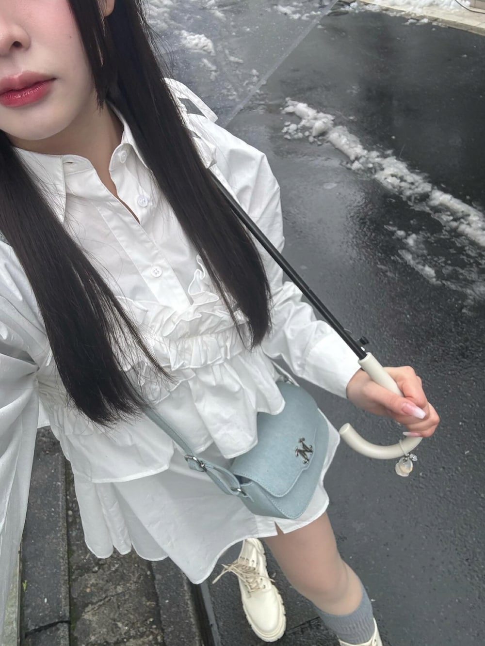 ホワイト系のシャツ/ブラウスを着用したレディースの冬コーディネートの3枚目の写真