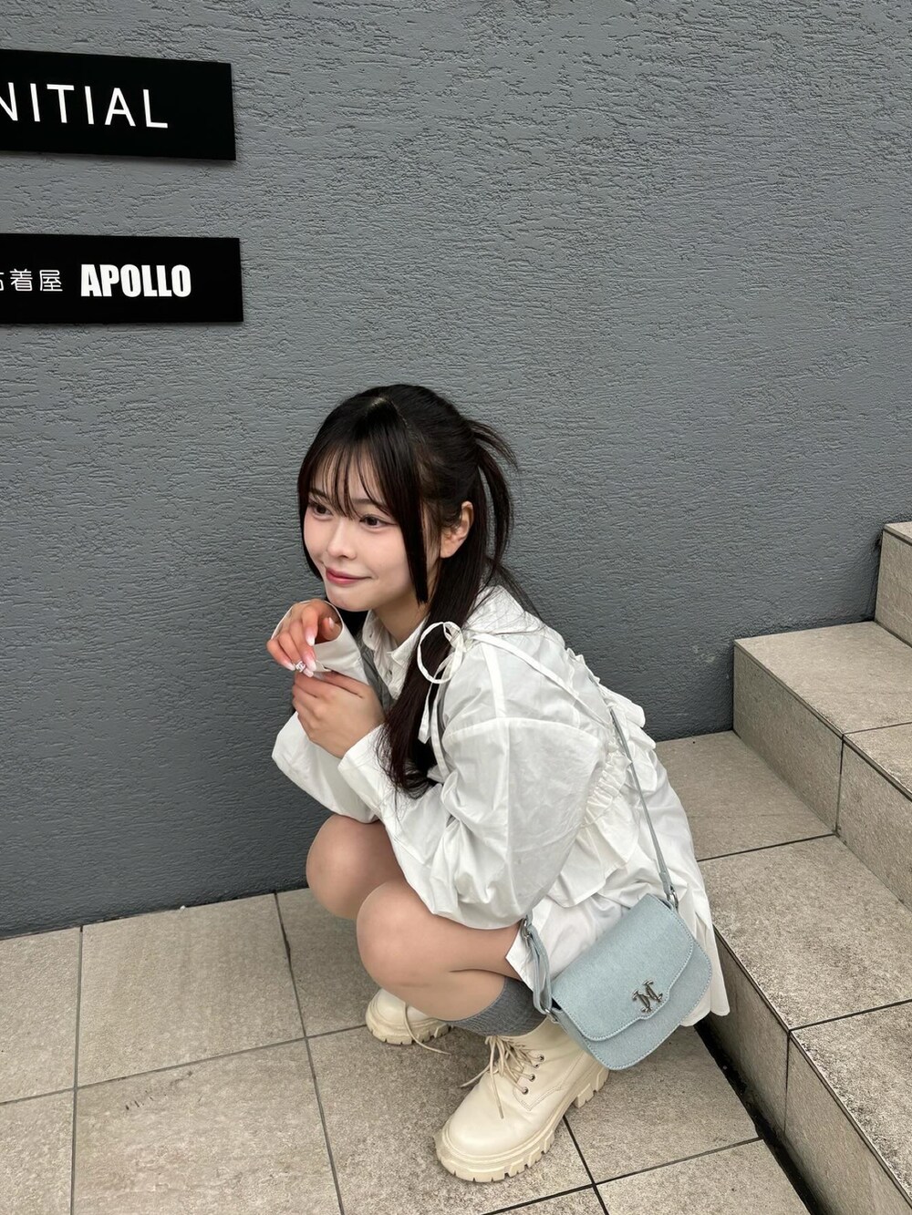 ホワイト系のシャツ/ブラウスを着用したレディースの冬コーディネートの5枚目の写真