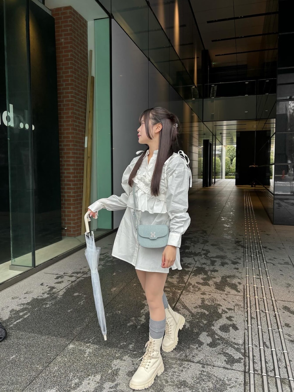 ホワイト系のシャツ/ブラウスを着用したレディースの冬コーディネートの4枚目の写真