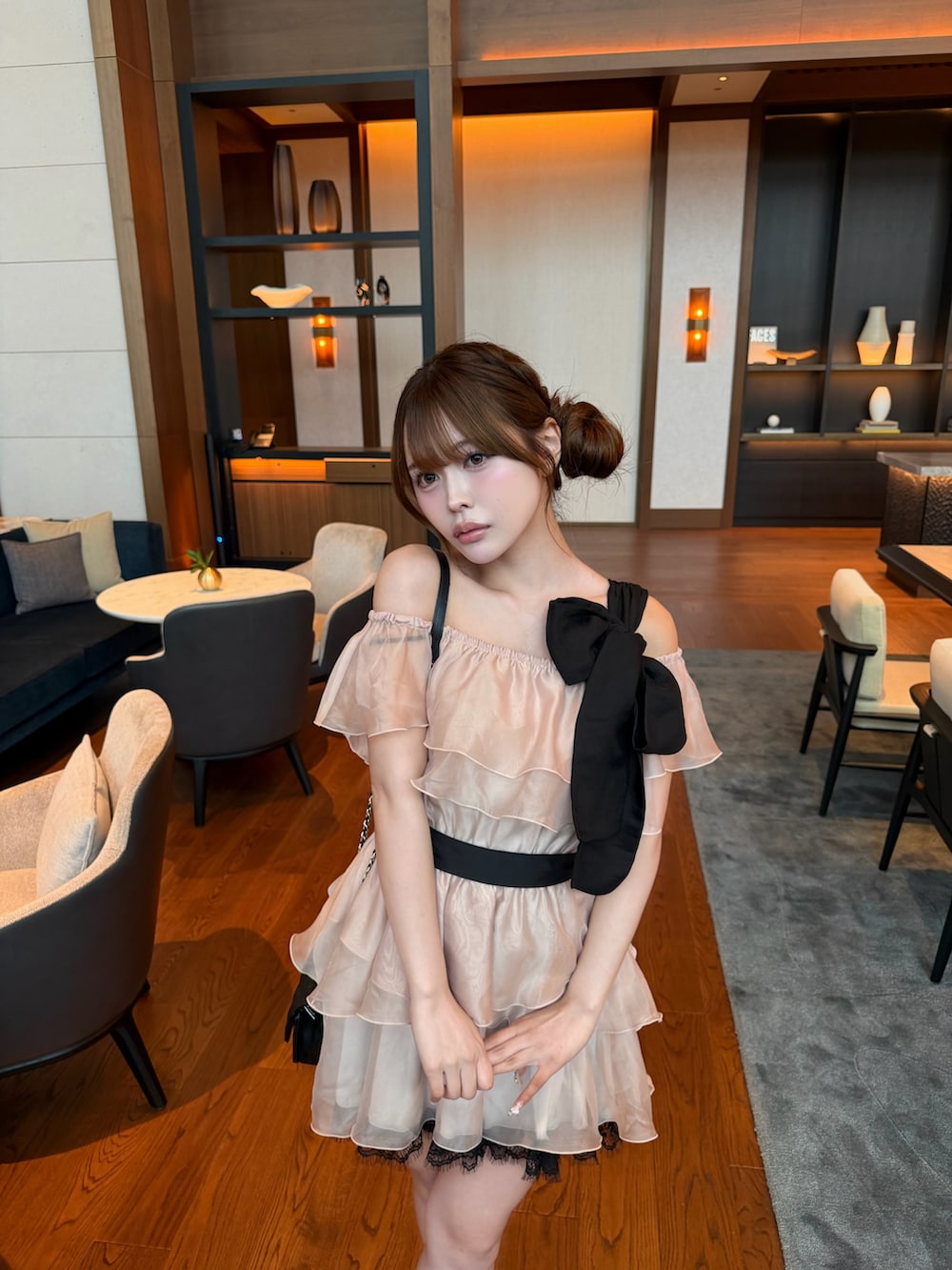 ピンク系のワンピース、ホワイト系のキャミソールを着用したレディースの夏コーディネートの4枚目の写真