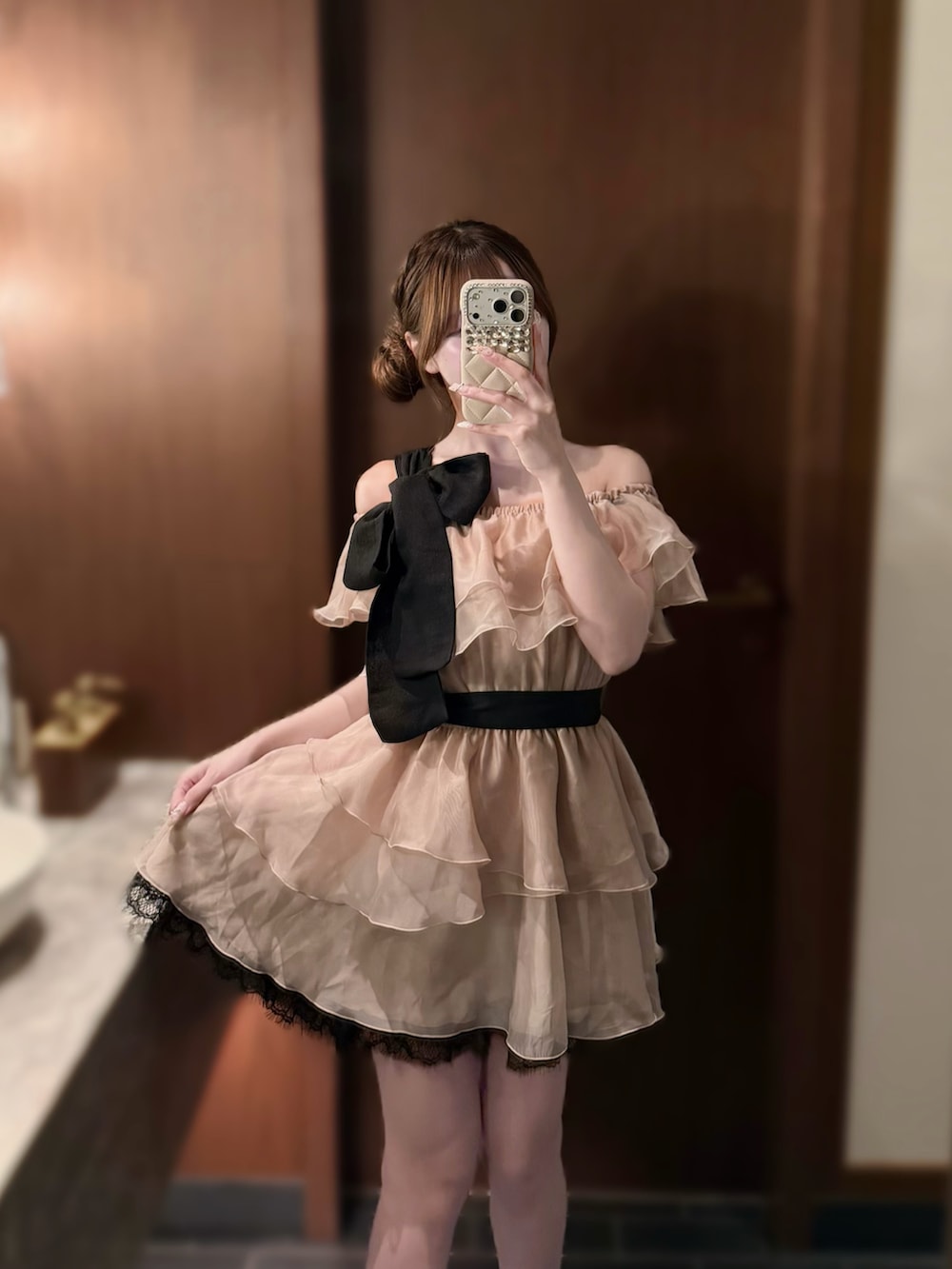 ピンク系のワンピース、ホワイト系のキャミソールを着用したレディースの夏コーディネートの3枚目の写真