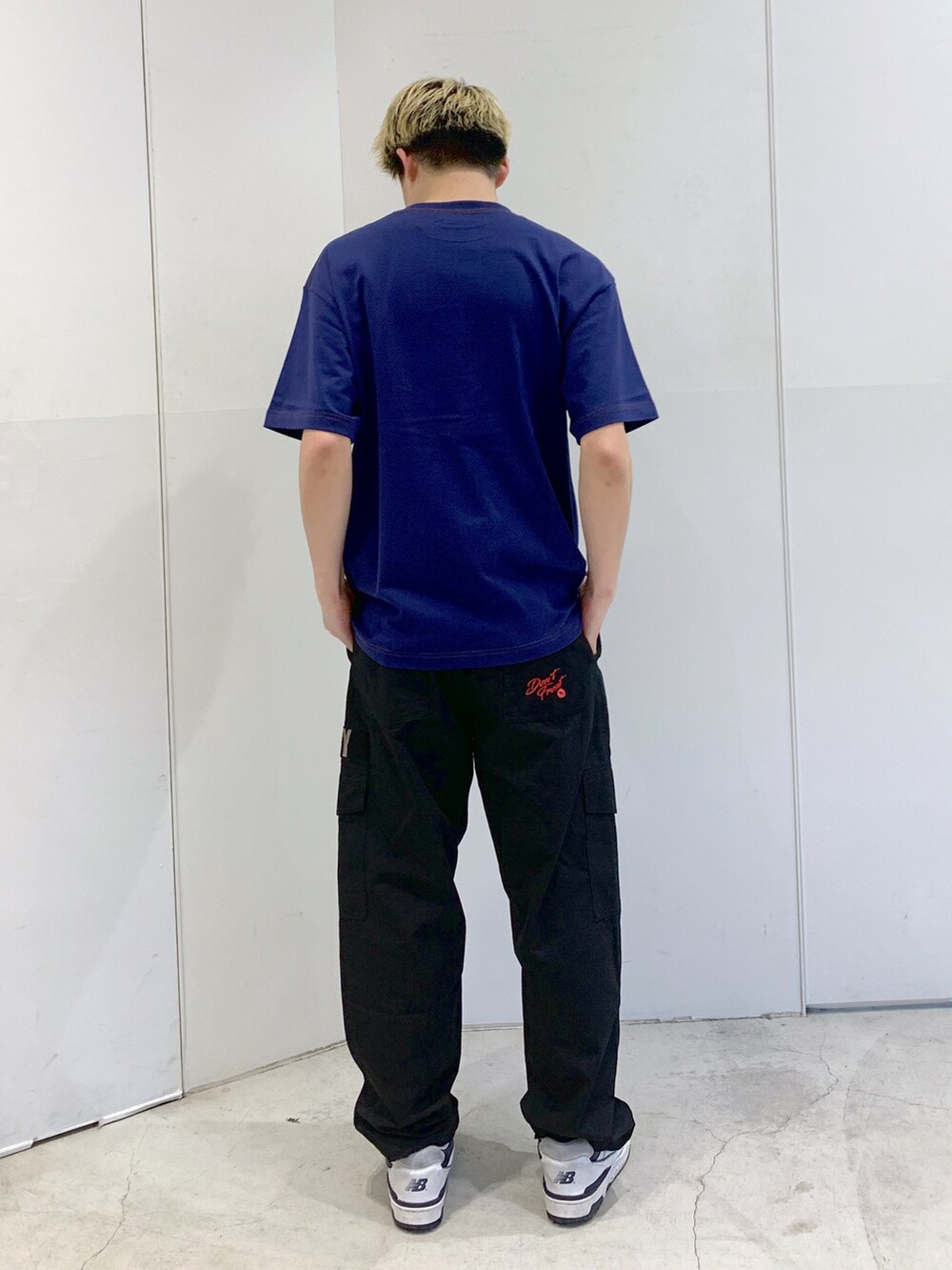 ブルー系のTシャツ/カットソー、ブラック系のその他パンツを着用したメンズの春コーディネートの2枚目の写真