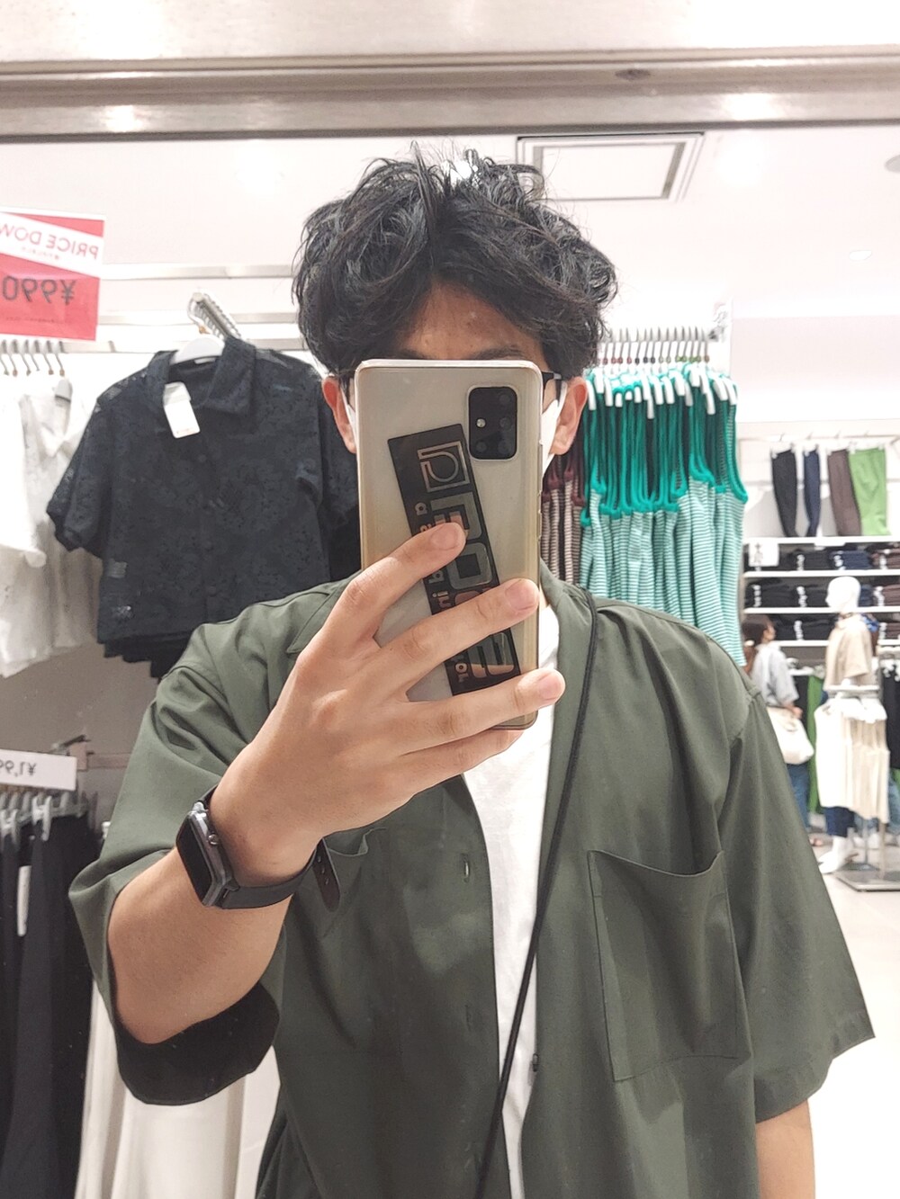 ブラック系のスラックス、ブラック系のサンダルを着用したメンズの夏コーディネートの4枚目の写真