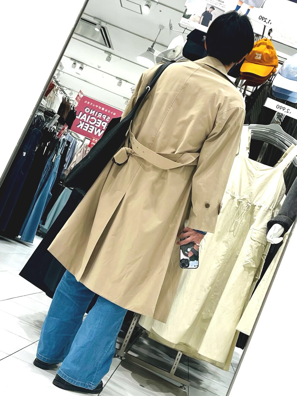 ブラック系のローファー、ブルー系のデニムパンツ、ブラック系のトートバッグを着用したメンズの春コーディネートの2枚目の写真