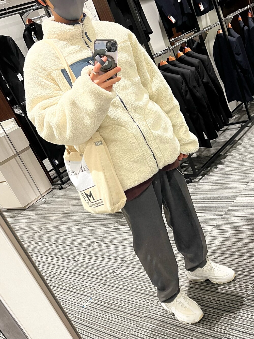 グレー系のスラックス、ホワイト系のスニーカー、ホワイト系のシャツ/ブラウスを着用したメンズの冬コーディネートの5枚目の写真