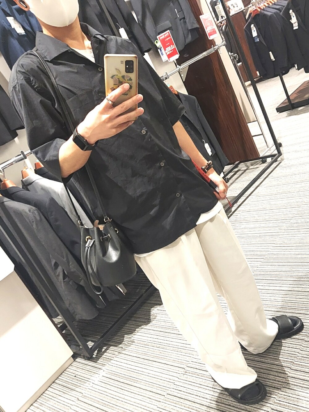 ホワイト系のパンツ、ブラック系のサンダル、ブラック系のシャツ/ブラウスを着用したメンズの夏コーディネートの5枚目の写真