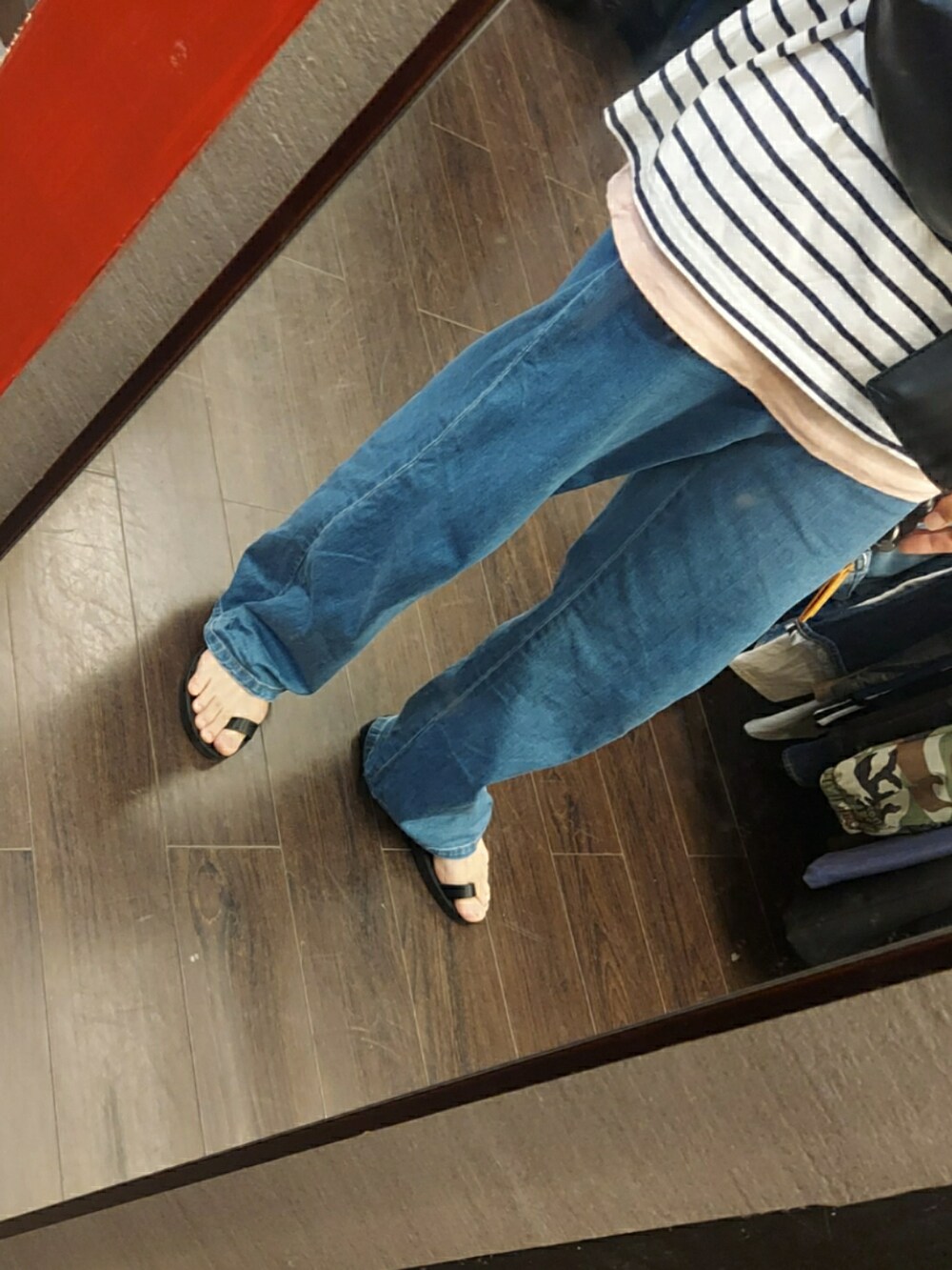 ブルー系のデニムパンツ、ブラック系のサンダル、ブラック系のショルダーバッグを着用したメンズの夏コーディネートの3枚目の写真