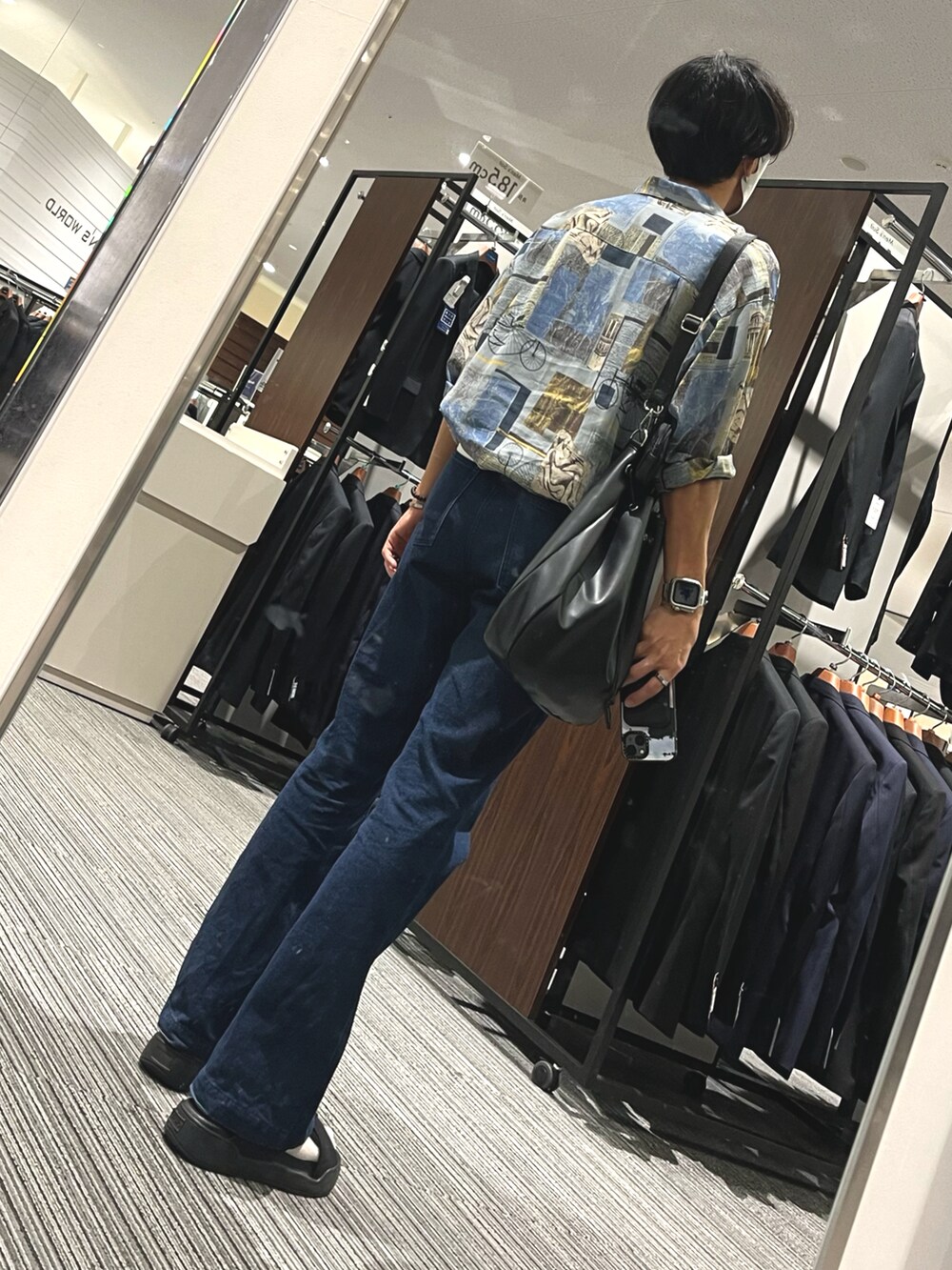 その他のシャツ/ブラウス、ブルー系のデニムパンツ、ブラック系のサンダルを着用したメンズの秋コーディネートの2枚目の写真