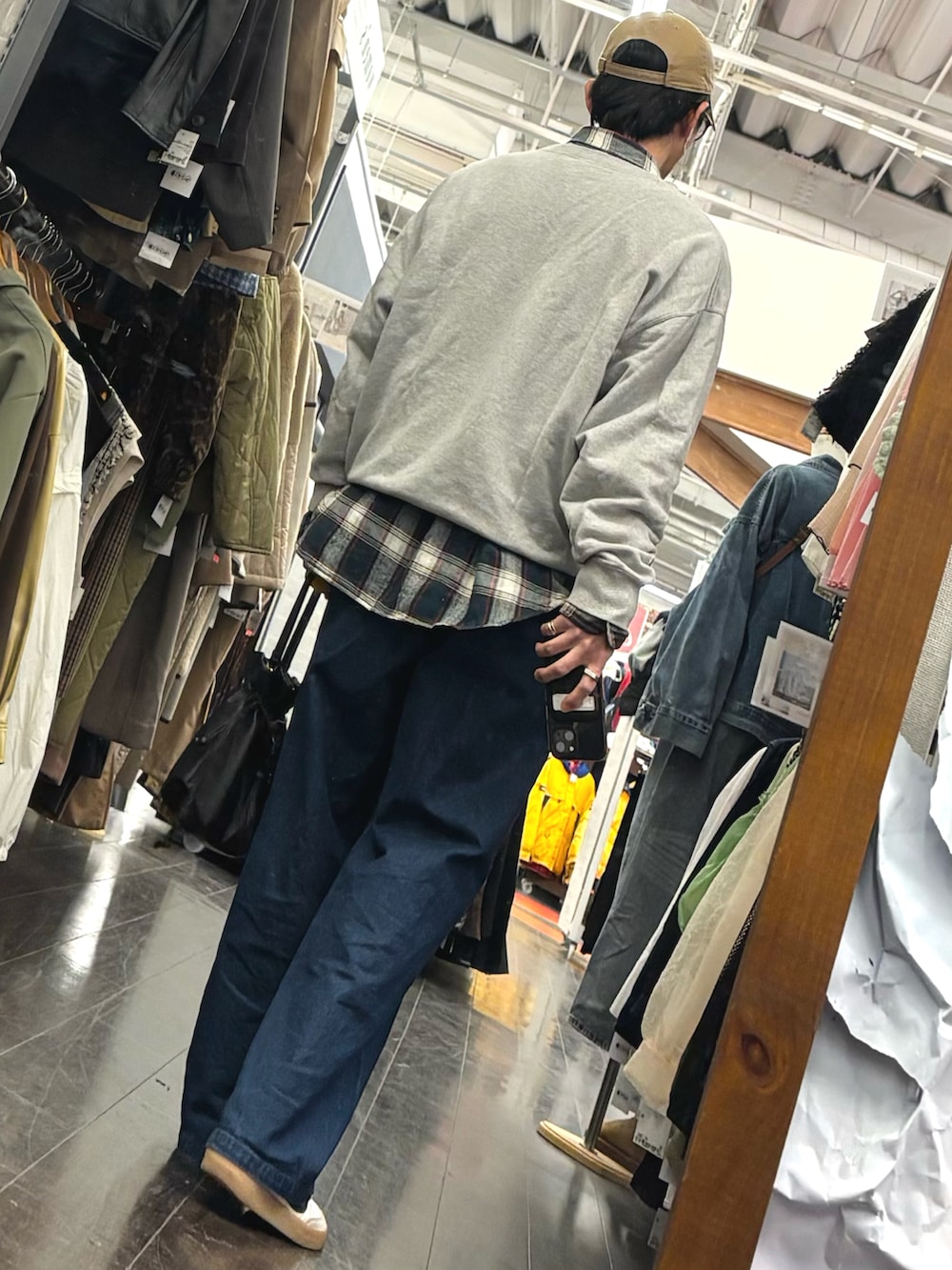 ホワイト系のスニーカー、ブルー系のデニムパンツ、グレー系のスウェットを着用したメンズの冬コーディネートの2枚目の写真