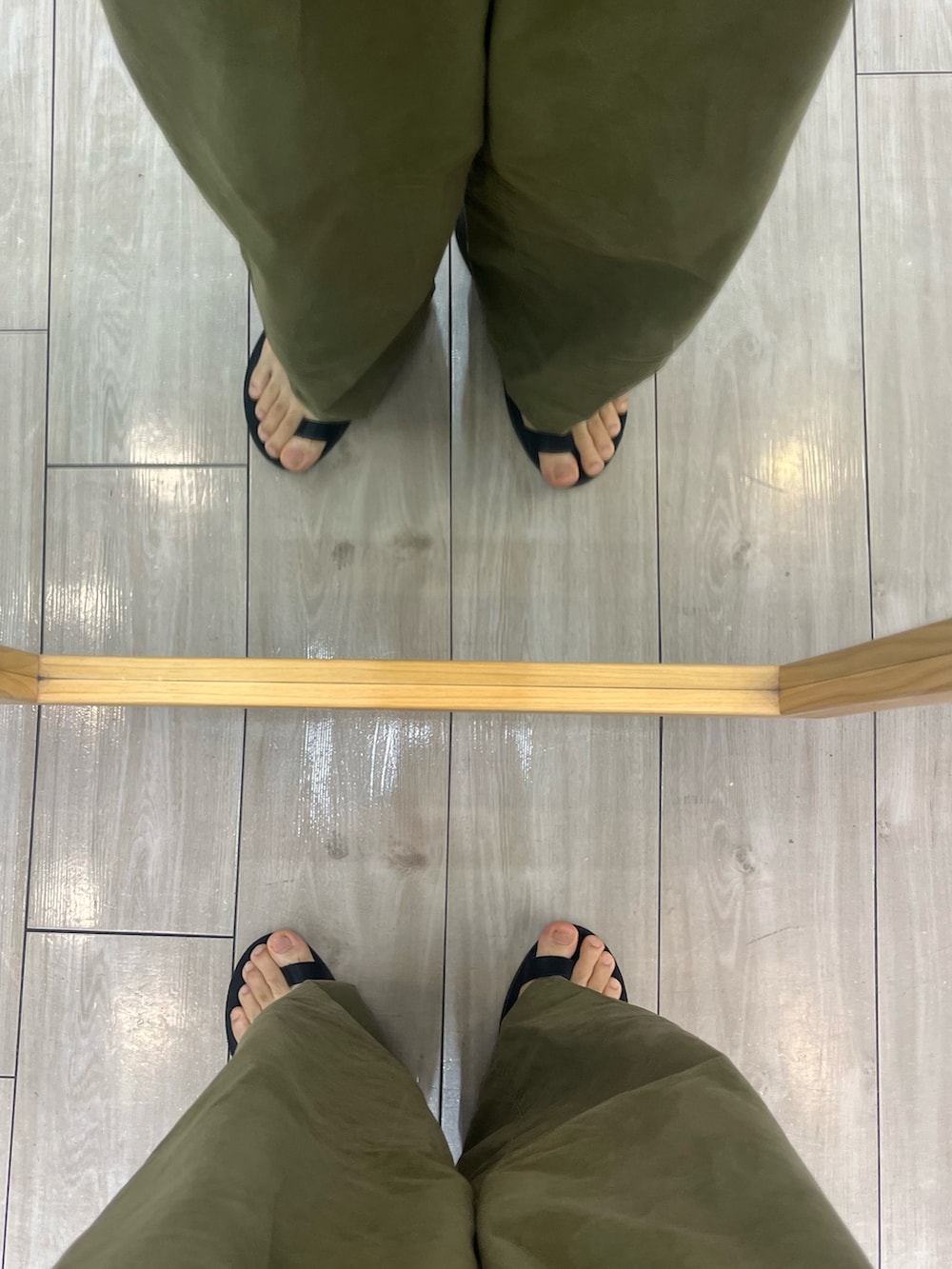 「きれいめカジュアル、休日スタイル、夏コーデ、シンプルスタイル、ラフコーデ、ポロシャツ、巾着バッグ、ワイドパンツ、サンダル、タックイン、ショルダーバッグ、お出かけコーデ、メンズファッション、メガネ男子、プチプラコーデ」｜「coenのアイテム（パンツ、グリーン系）」を使った、xi(相互)さん（メンズ・171cm）の夏コーディネートの5枚目の写真