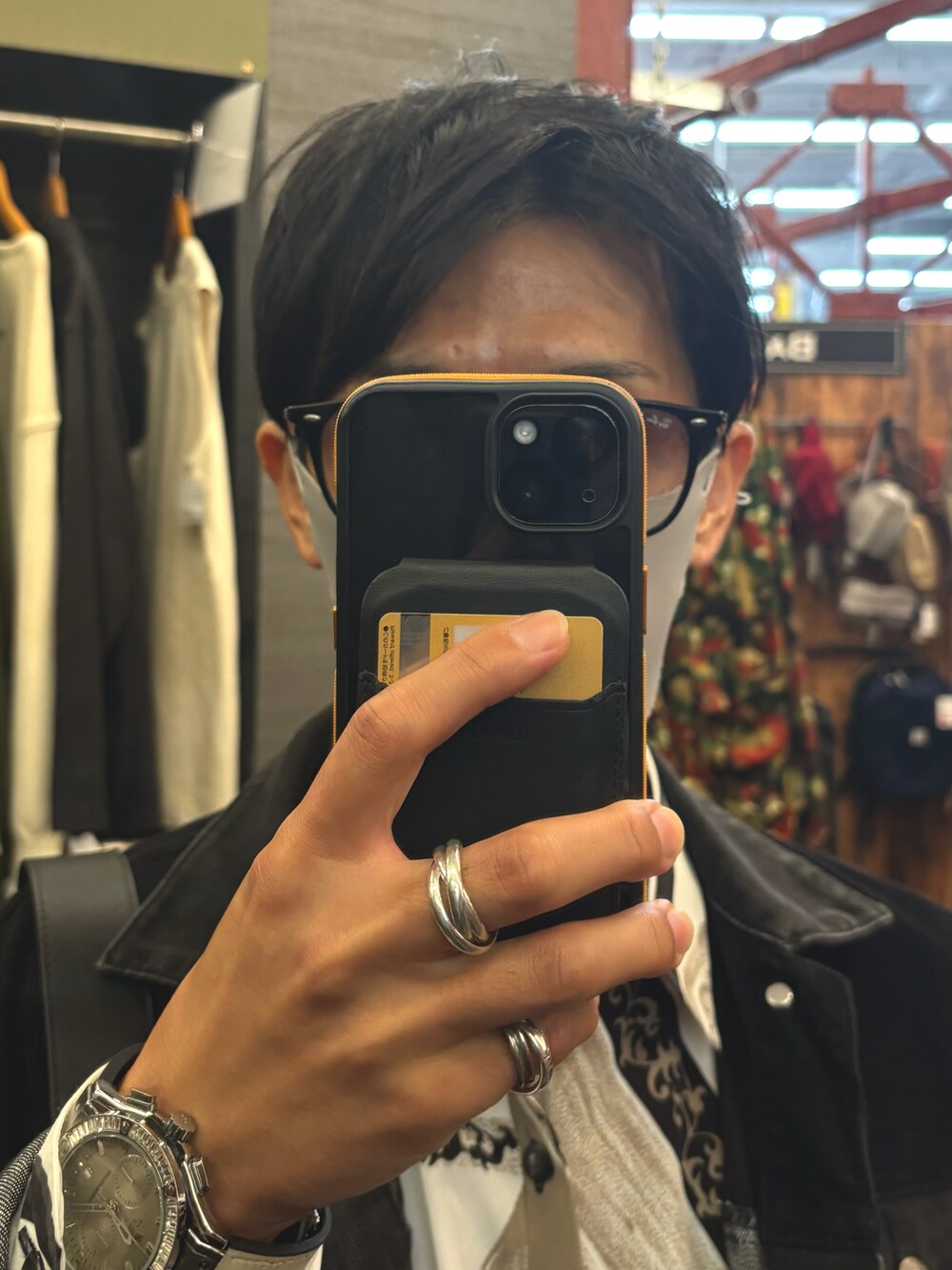 ブラック系のスニーカー、パープル系のパンツ、ブラック系のデニムジャケットを着用したメンズの秋コーディネートの4枚目の写真
