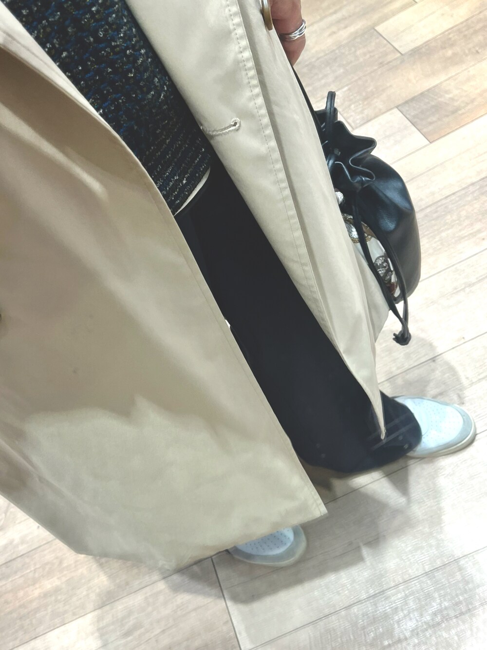 その他のニット/セーター、グレー系のスラックス、ホワイト系のスニーカーを着用したメンズの春コーディネートの3枚目の写真