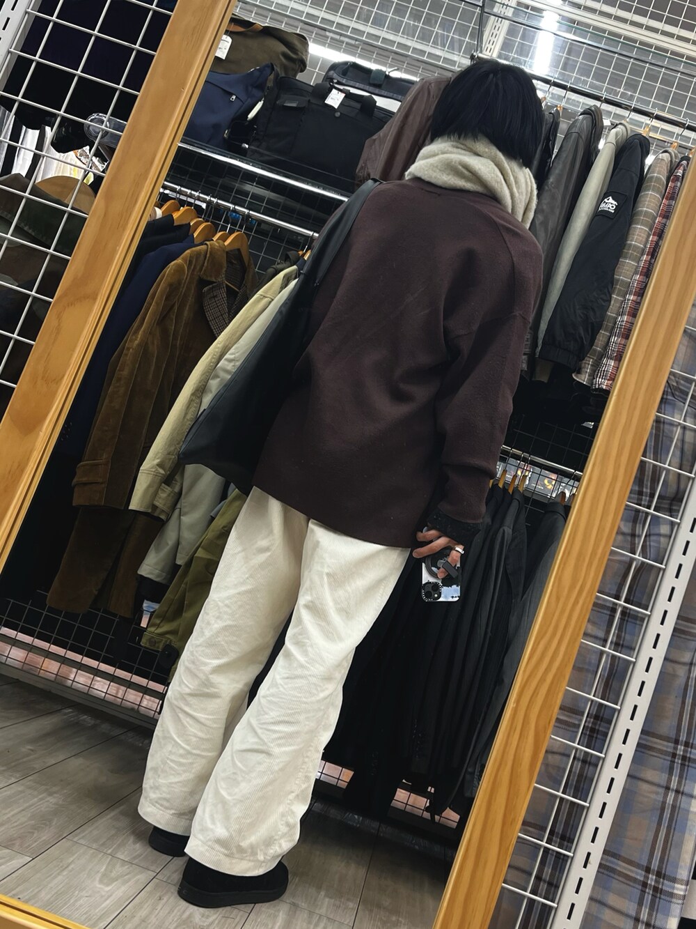 ブラック系のスニーカー、ホワイト系のパンツ、ブラック系のシャツ/ブラウスを着用したメンズの冬コーディネートの2枚目の写真