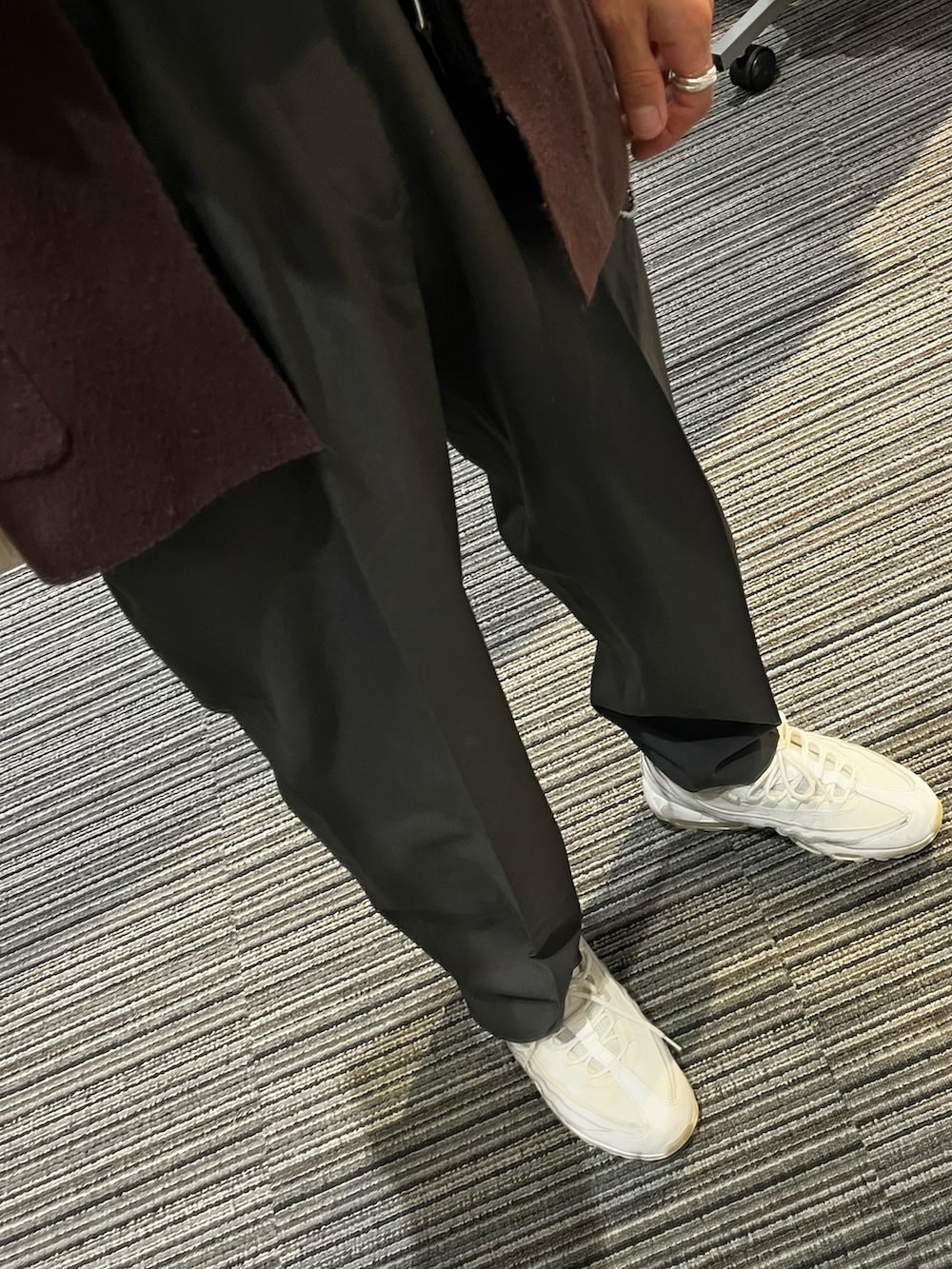 ブラウン系のパンツ、ホワイト系のスニーカー、ホワイト系のシャツ/ブラウスを着用したメンズの冬コーディネートの3枚目の写真