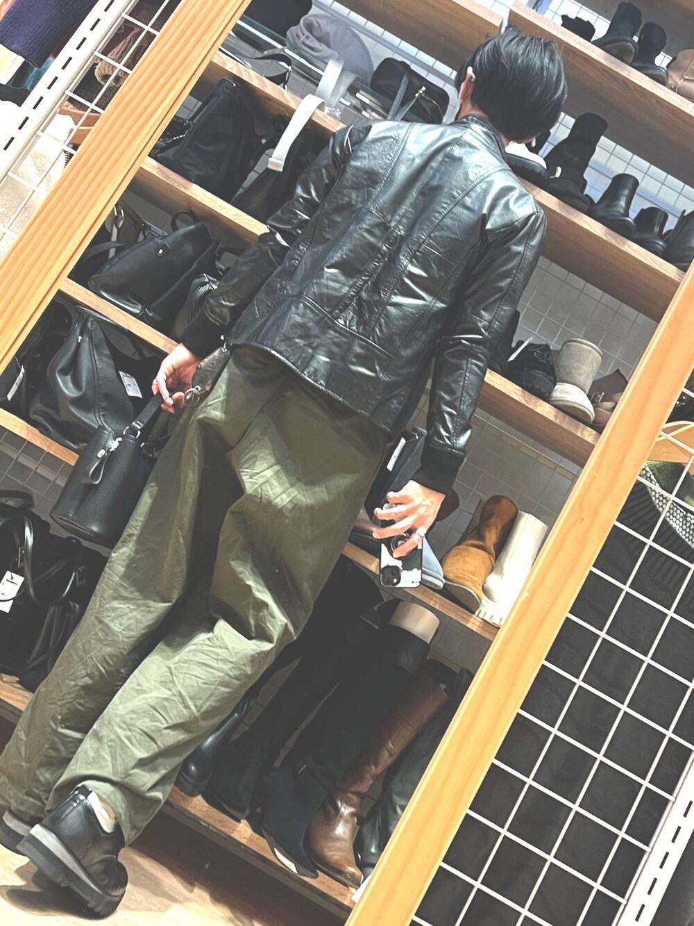 ブラック系のドレスシューズ、ブラック系のショルダーバッグ、レッド系のニット/セーターを着用したメンズの秋コーディネートの2枚目の写真