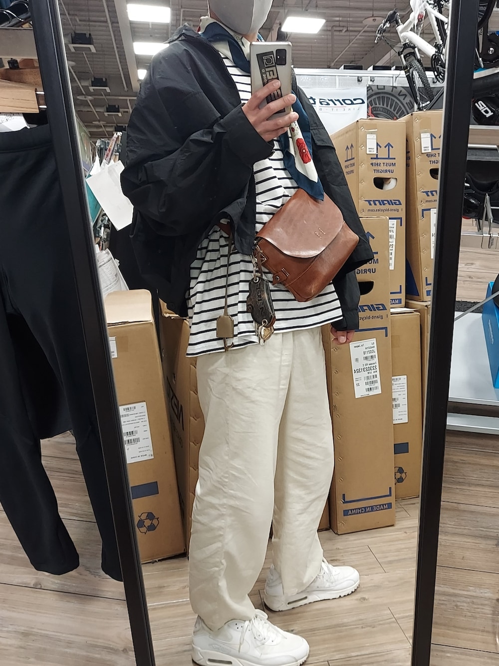 ホワイト系のその他パンツ、ホワイト系のスニーカー、ブラウン系のボディバッグ/ウエストポーチを着用したメンズの春コーディネートの2枚目の写真