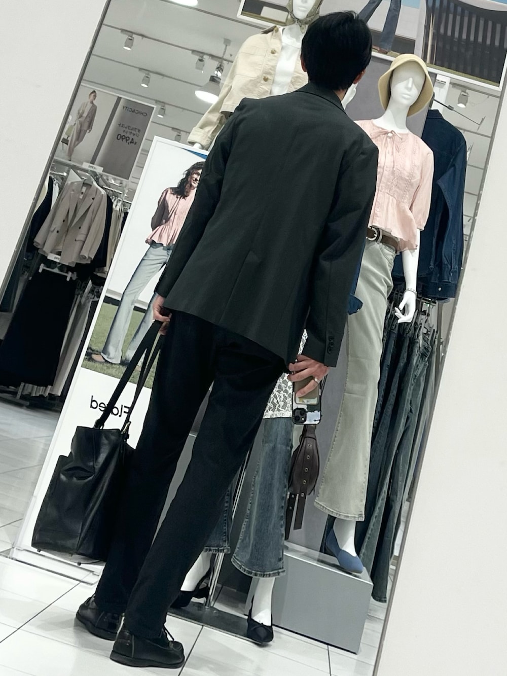 ブラック系のパンツ、ブラック系のローファー、グレー系のテーラードジャケットを着用したメンズの冬コーディネートの2枚目の写真