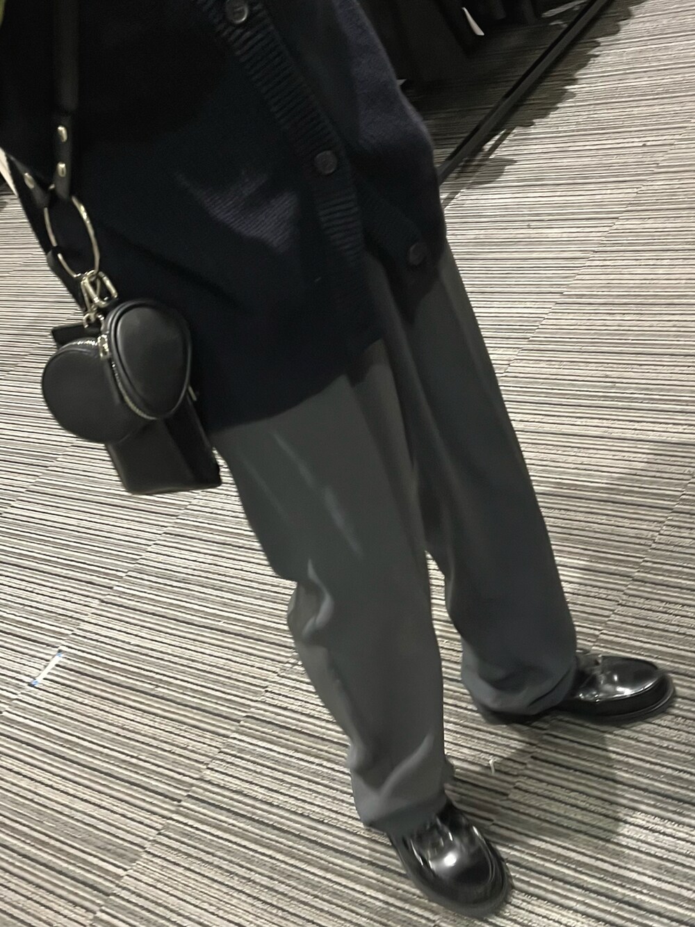 ブルー系のパンツ、ブラック系のローファー、ブルー系のベストを着用したメンズの秋コーディネートの3枚目の写真