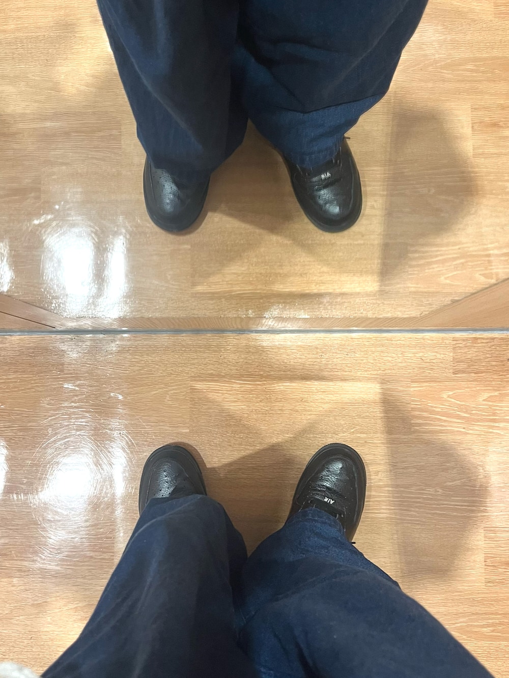 ブラック系のスニーカー、ブルー系のデニムパンツ、ホワイト系のシャツ/ブラウスを着用したメンズの春コーディネートの5枚目の写真