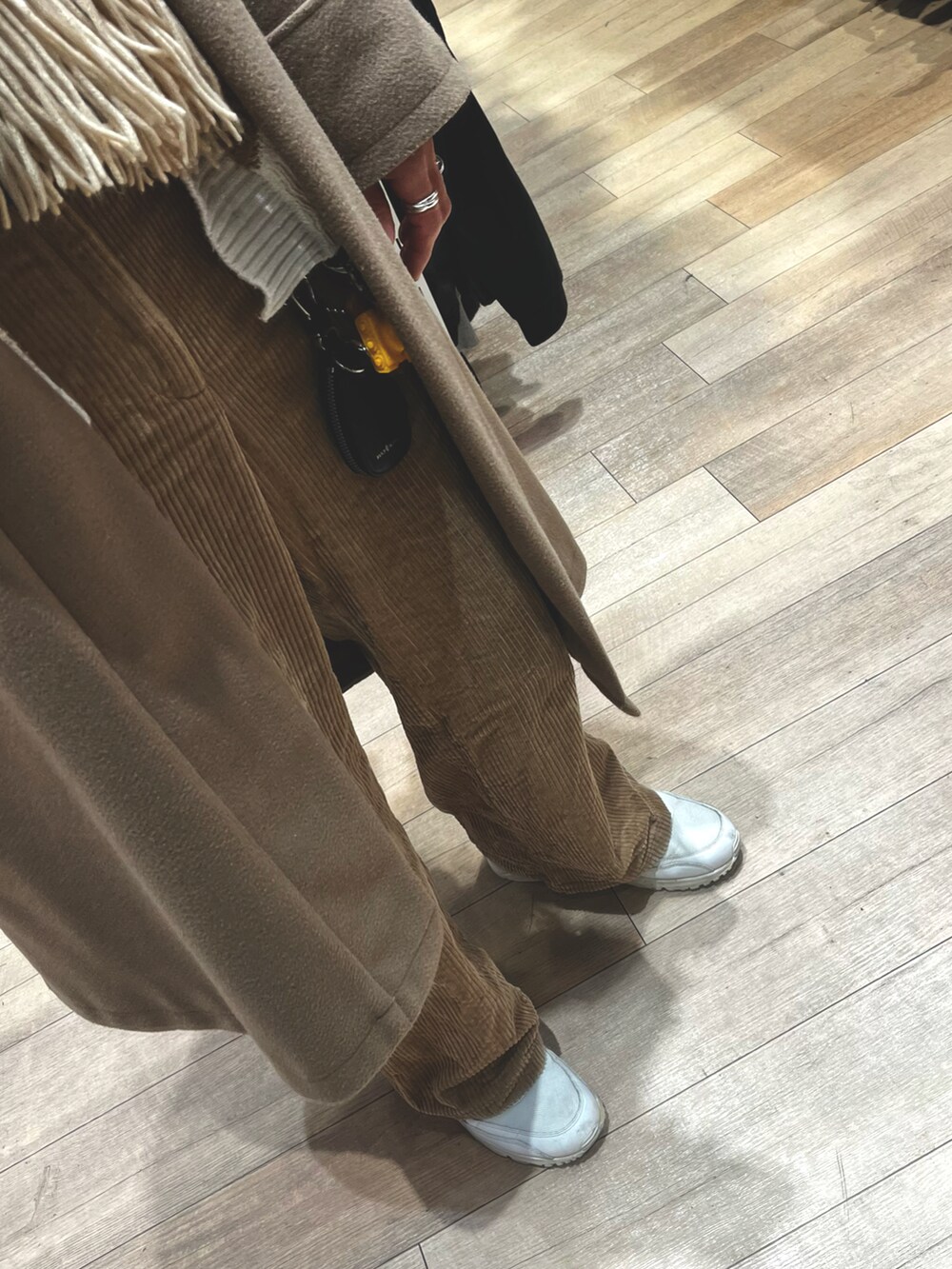 ブラウン系のパンツ、ブラウン系のジャケット/アウター、ホワイト系のスニーカーを着用したメンズの冬コーディネートの3枚目の写真