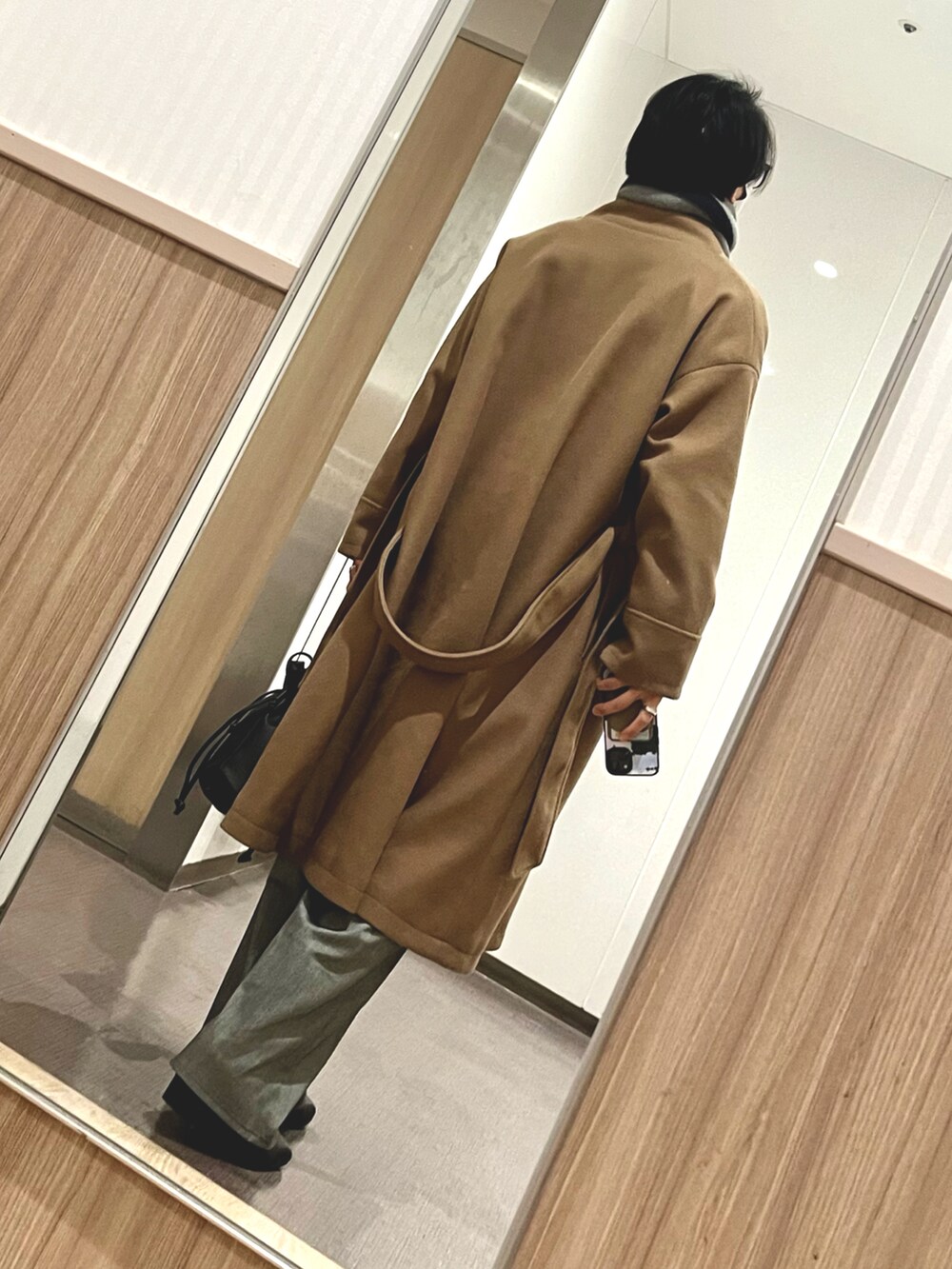 ブラウン系のジャケット/アウター、グレー系のスラックス、ブラック系のドレスシューズを着用したメンズの冬コーディネートの2枚目の写真