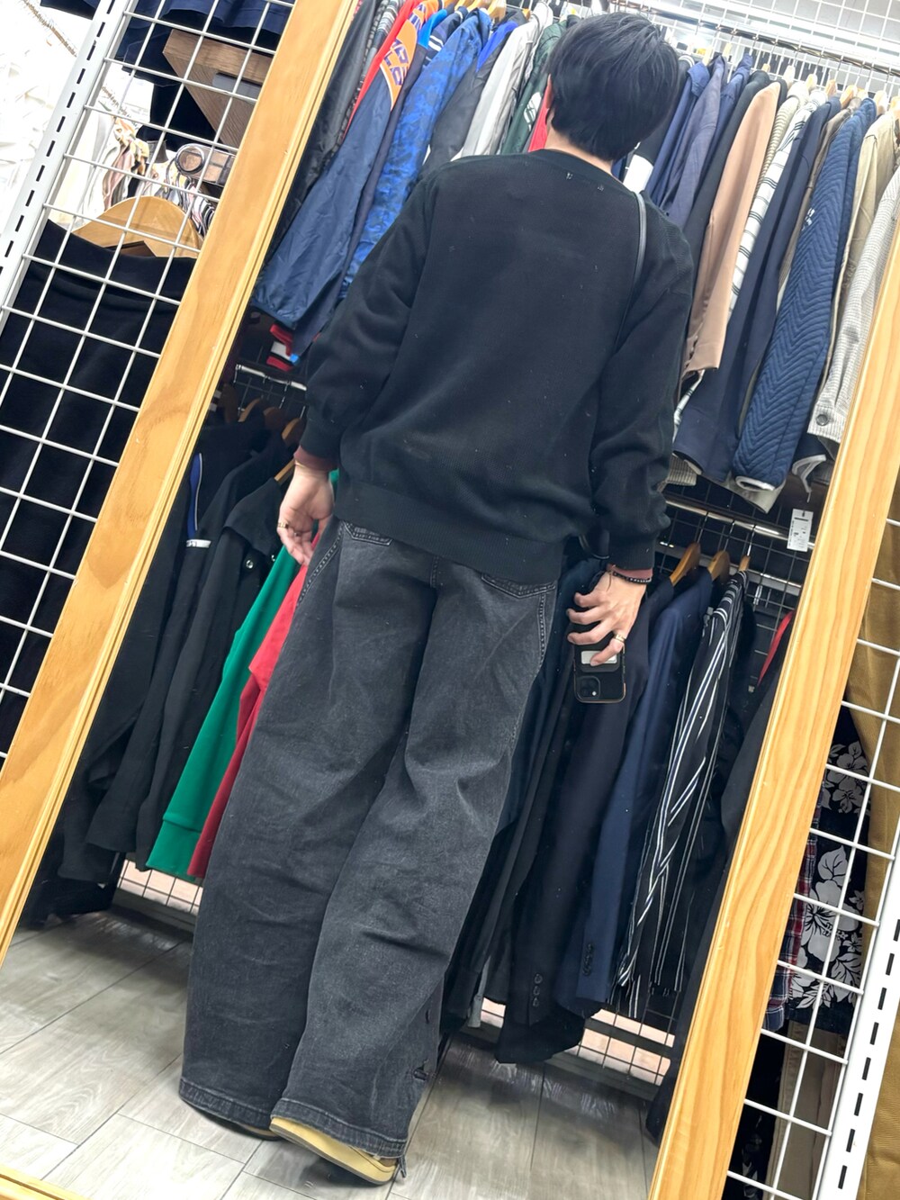 ブラウン系のスウェット、ブルー系のカーディガン/ボレロ、ブラック系のデニムパンツを着用したメンズの春コーディネートの2枚目の写真