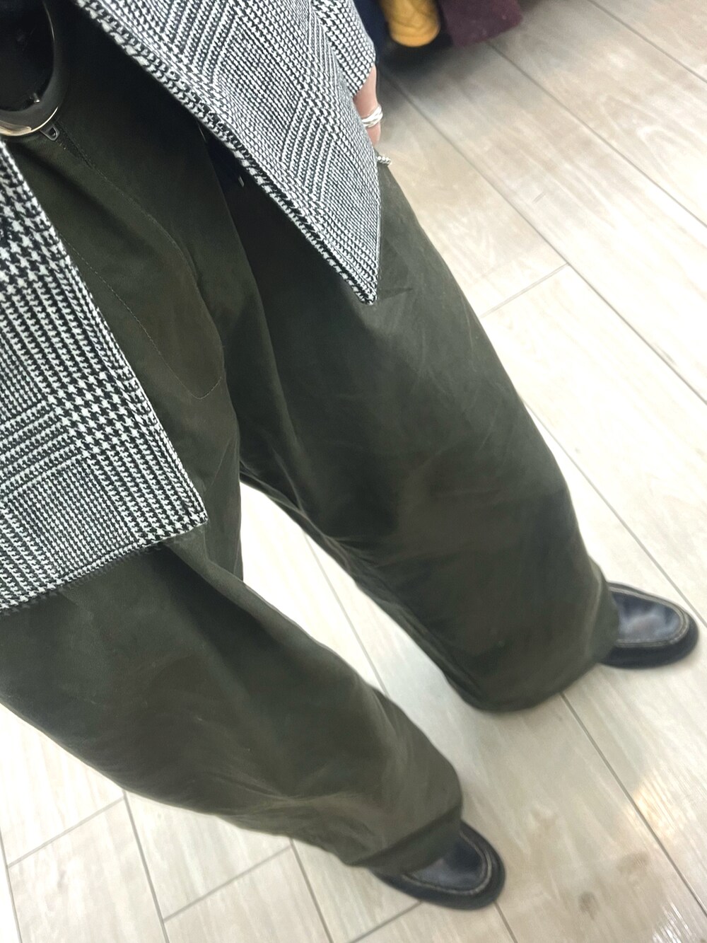 ブラック系のショルダーバッグ、グリーン系のパンツ、ブラック系のローファーを着用したメンズの冬コーディネートの3枚目の写真