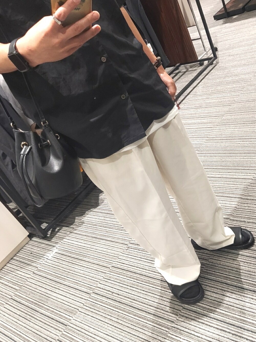 ホワイト系のパンツ、ブラック系のサンダル、ブラック系のシャツ/ブラウスを着用したメンズの夏コーディネートの3枚目の写真