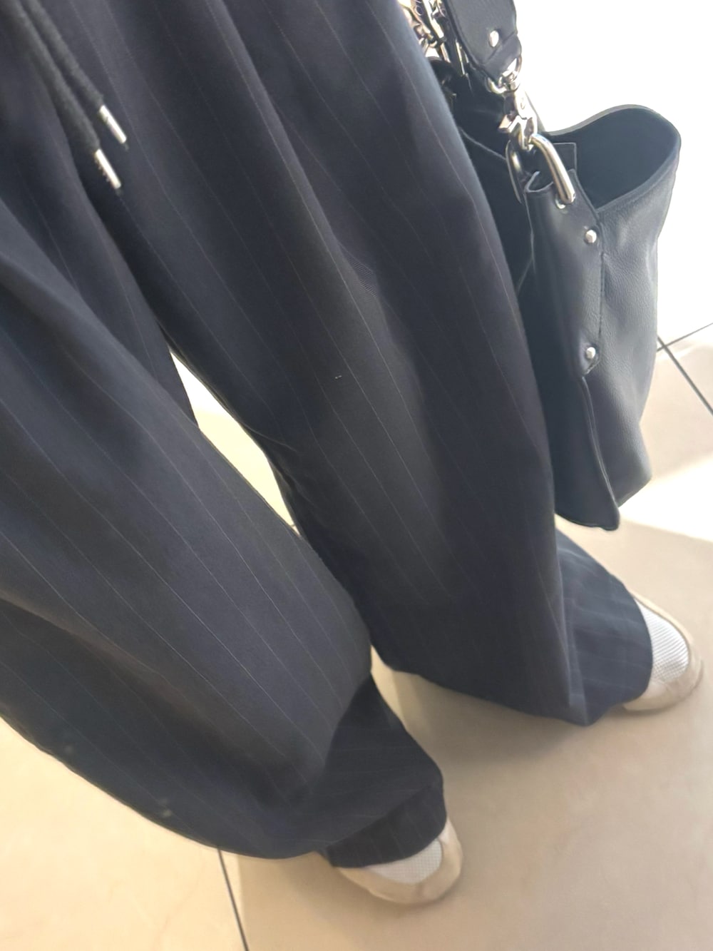 ブルー系のその他パンツ、ブラウン系のカーディガン/ボレロ、グリーン系のナイロンジャケットを着用したメンズの秋コーディネートの3枚目の写真