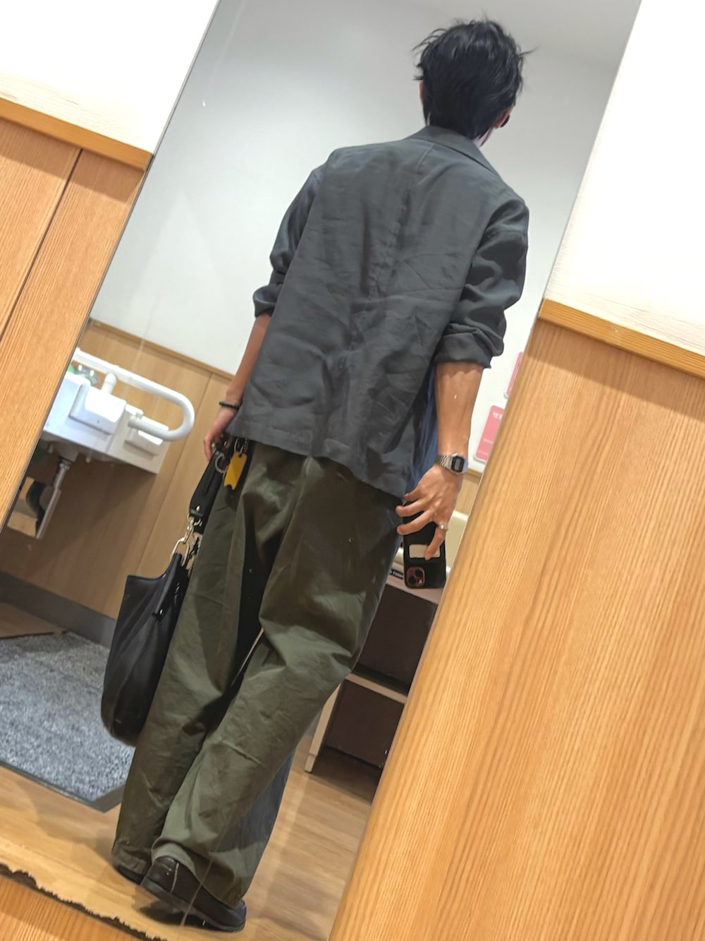 ブラック系のTシャツ/カットソー、グレー系のテーラードジャケット、グリーン系のパンツを着用したメンズの秋コーディネートの2枚目の写真