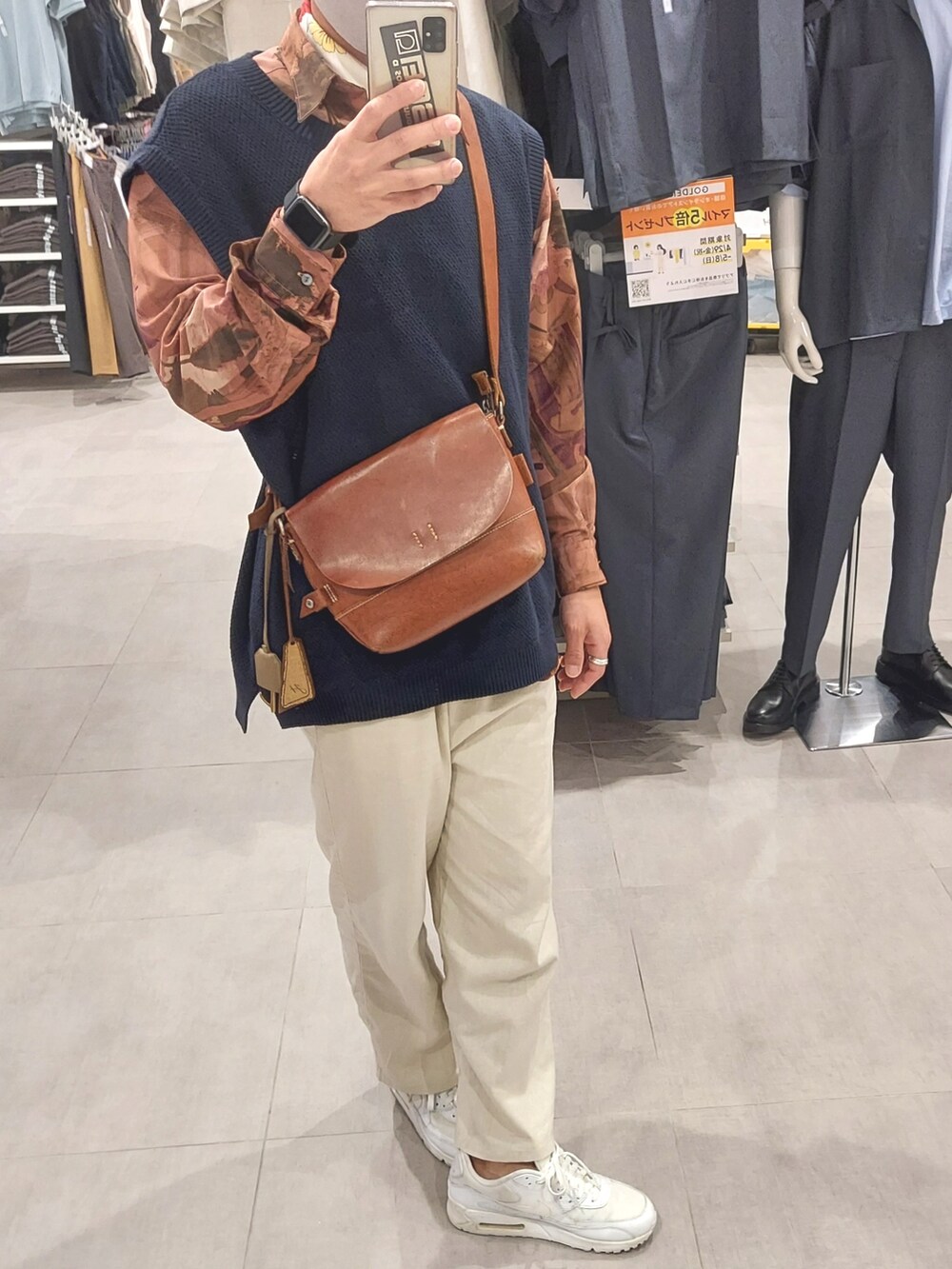 ホワイト系のその他パンツ、ホワイト系のスニーカー、ブラウン系のボディバッグ/ウエストポーチを着用したメンズの春コーディネートの3枚目の写真