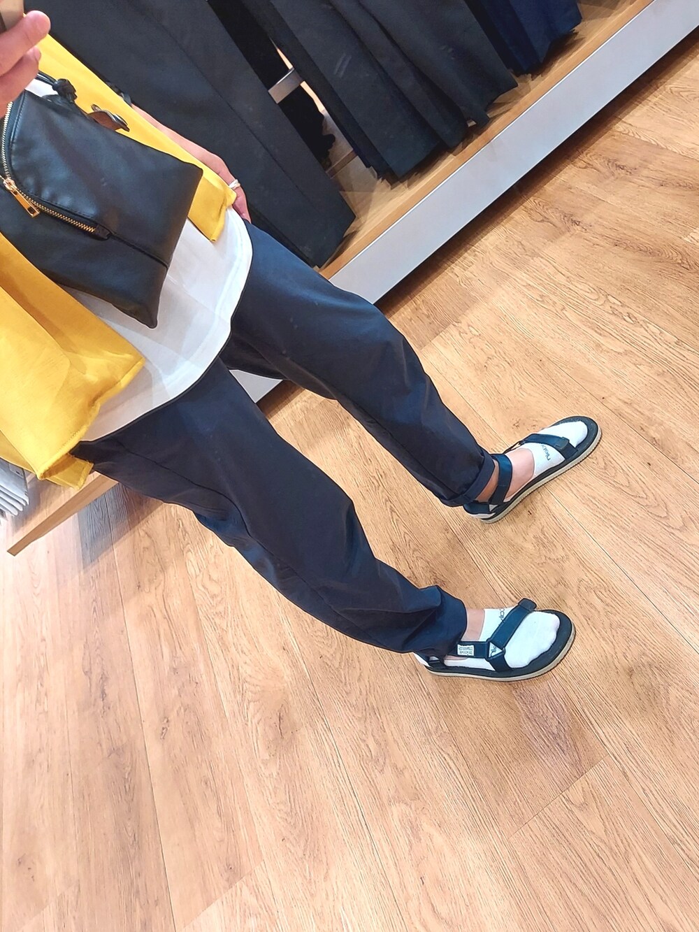 ブルー系のパンツ、ブラック系のサンダル、ブラック系のショルダーバッグを着用したメンズの夏コーディネートの3枚目の写真